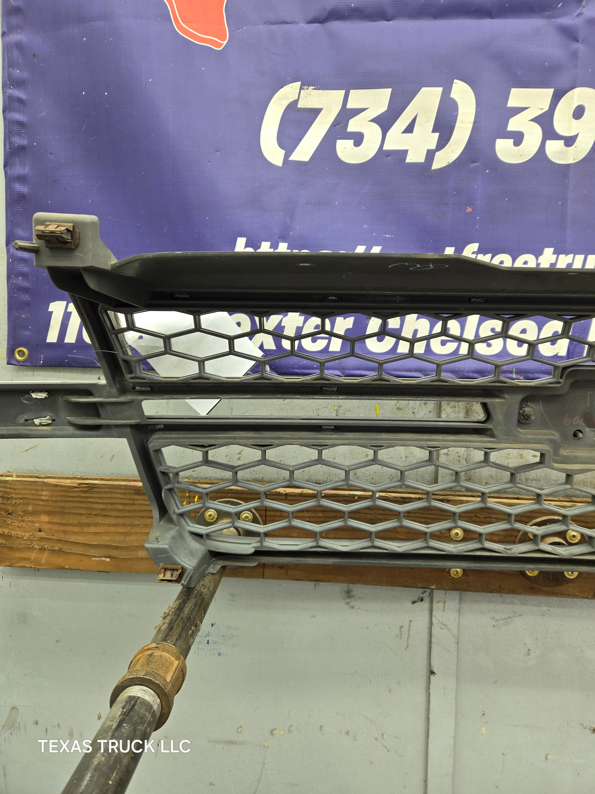 2003-2006 Chevrolet Silverado 1500 2500 3500 HD 'Cateye' Grill OEM - Chrome