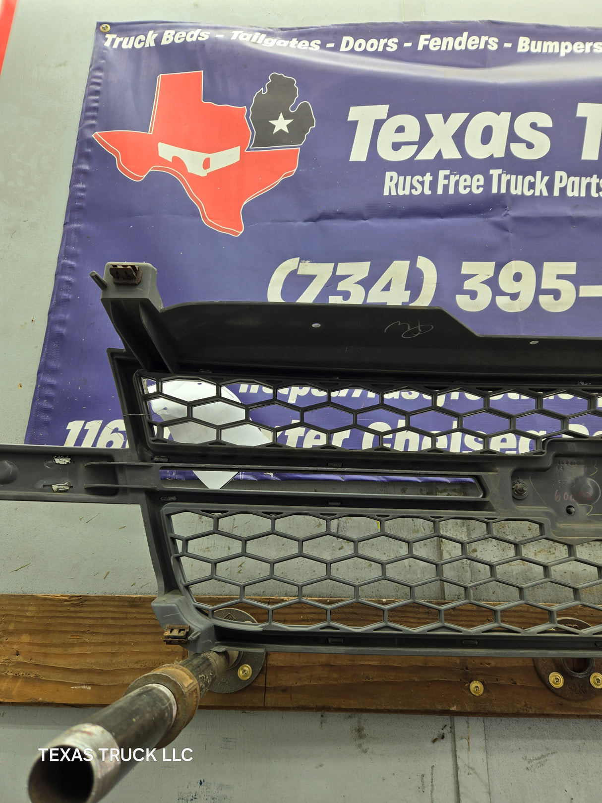 2003-2006 Chevrolet Silverado 1500 2500 3500 HD 'Cateye' Grill OEM - Chrome