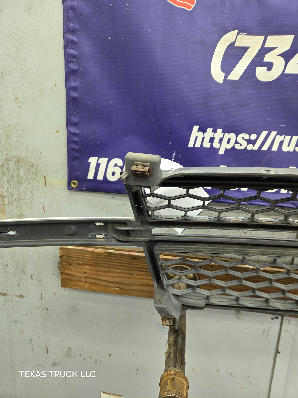 2003-2006 Chevrolet Silverado 1500 2500 3500 HD 'Cateye' Grill OEM - Chrome