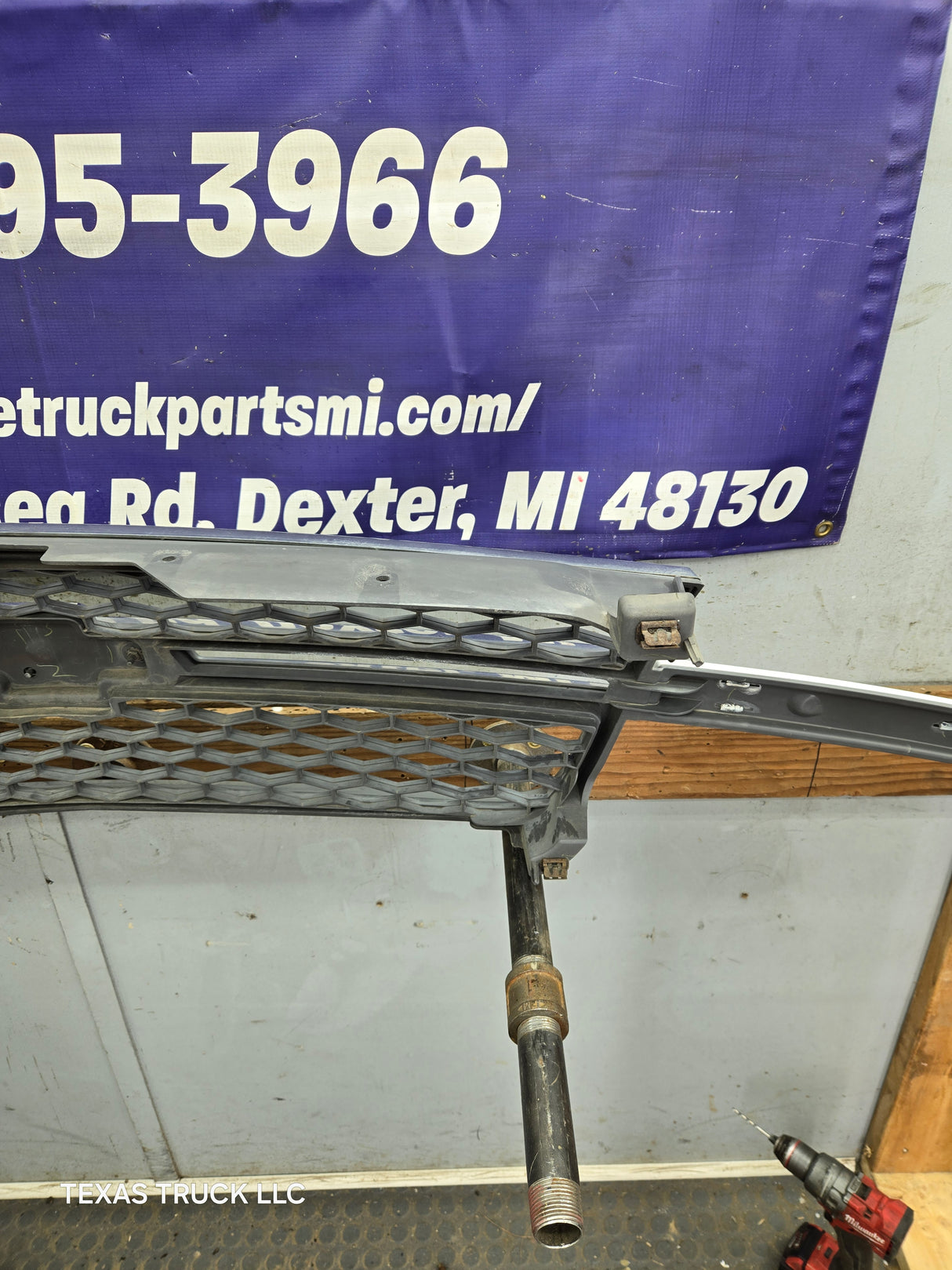 2003-2006 Chevrolet Silverado 1500 2500 3500 HD 'Cateye' Grill OEM - Chrome
