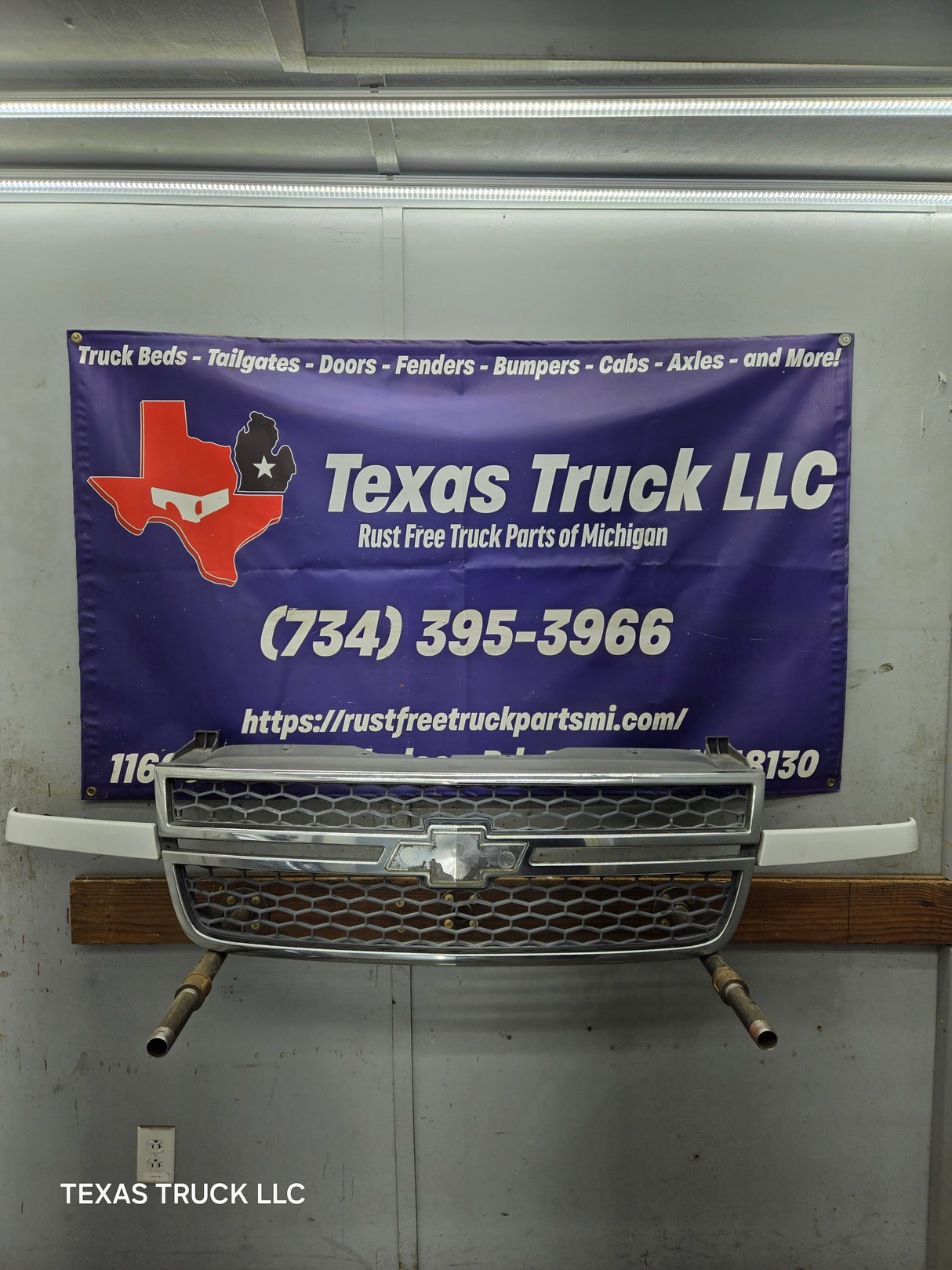 2003-2006 Chevrolet Silverado 1500 2500 3500 HD 'Cateye' Grill OEM - Chrome