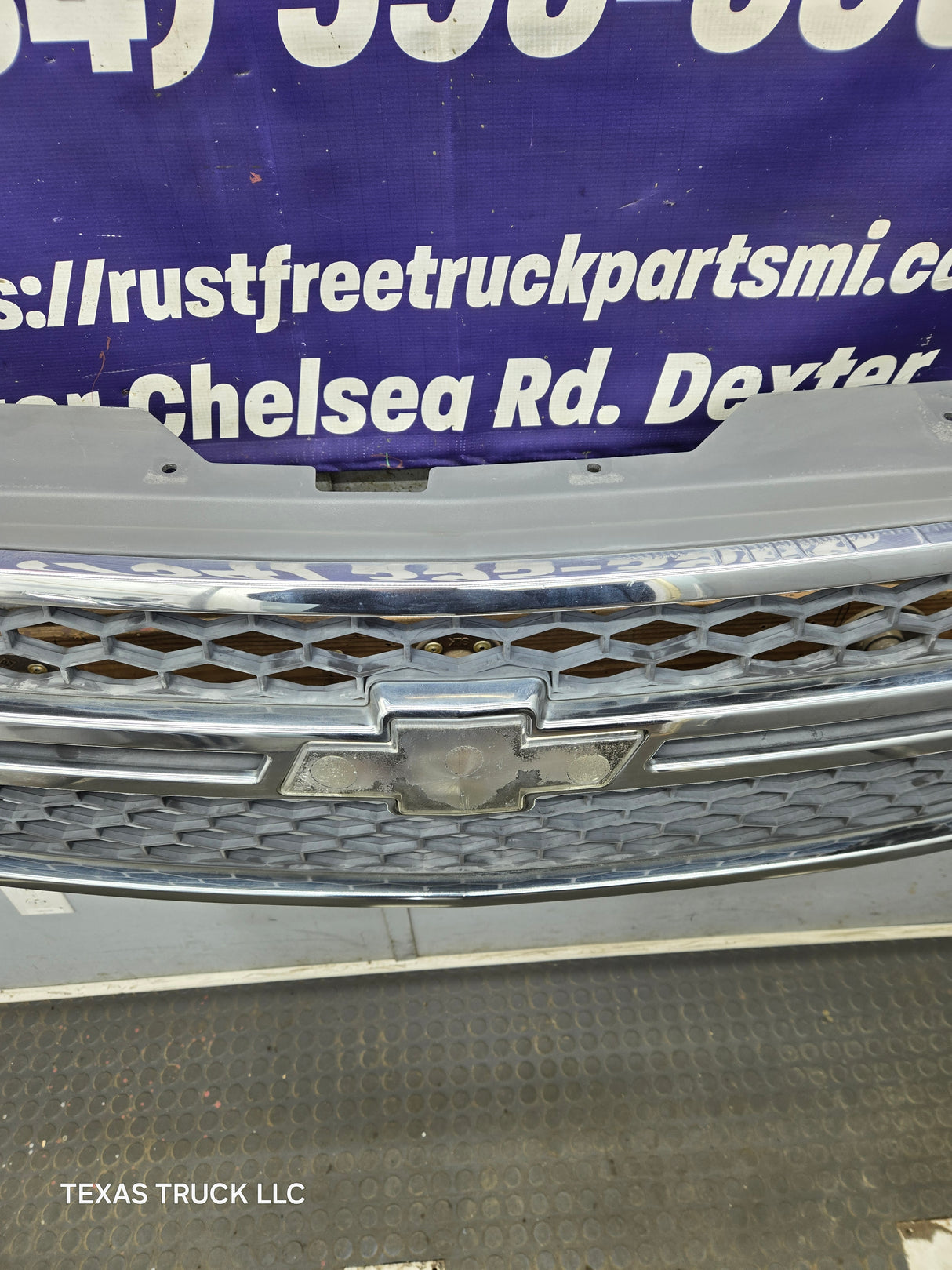 2003-2006 Chevrolet Silverado 1500 2500 3500 HD 'Cateye' Grill OEM - Chrome