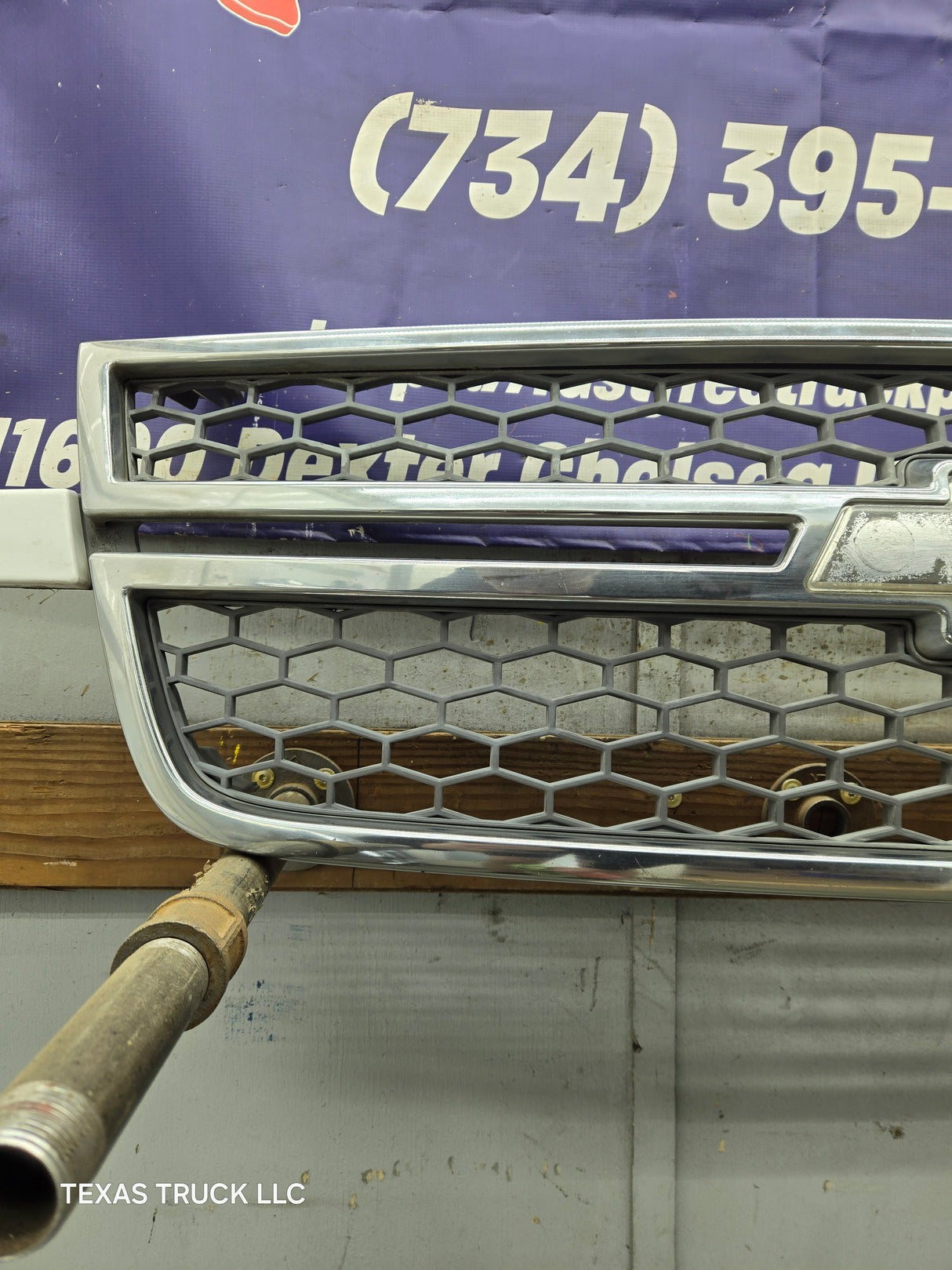 2003-2006 Chevrolet Silverado 1500 2500 3500 HD 'Cateye' Grill OEM - Chrome