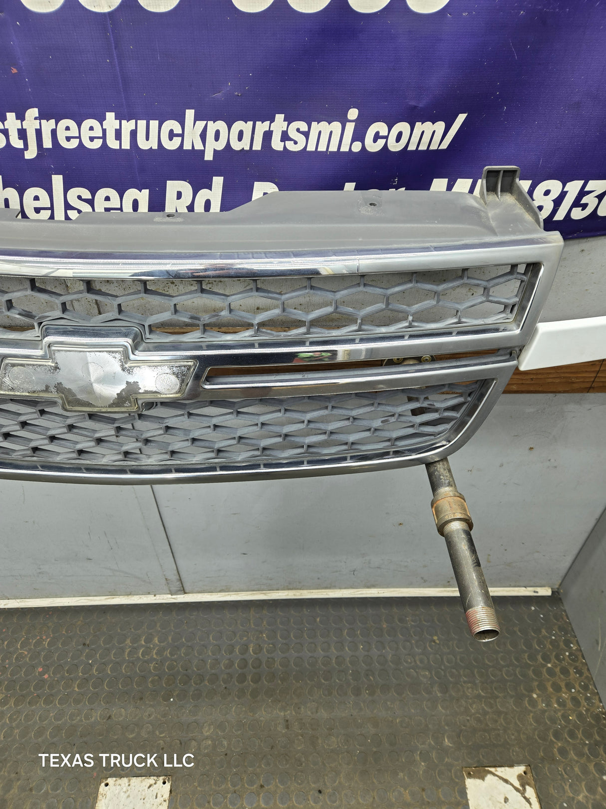 2003-2006 Chevrolet Silverado 1500 2500 3500 HD 'Cateye' Grill OEM - Chrome