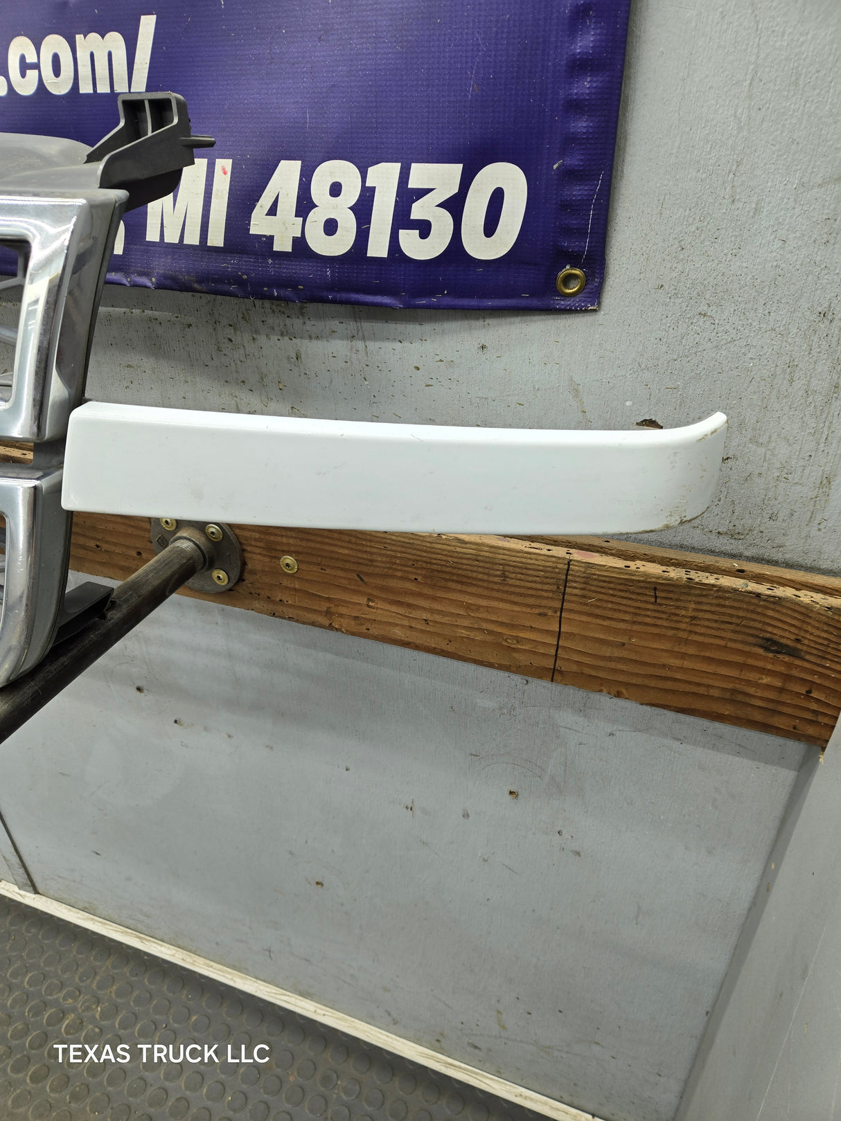 2003-2006 Chevrolet Silverado 1500 2500 3500 HD 'Cateye' Grill OEM - Chrome