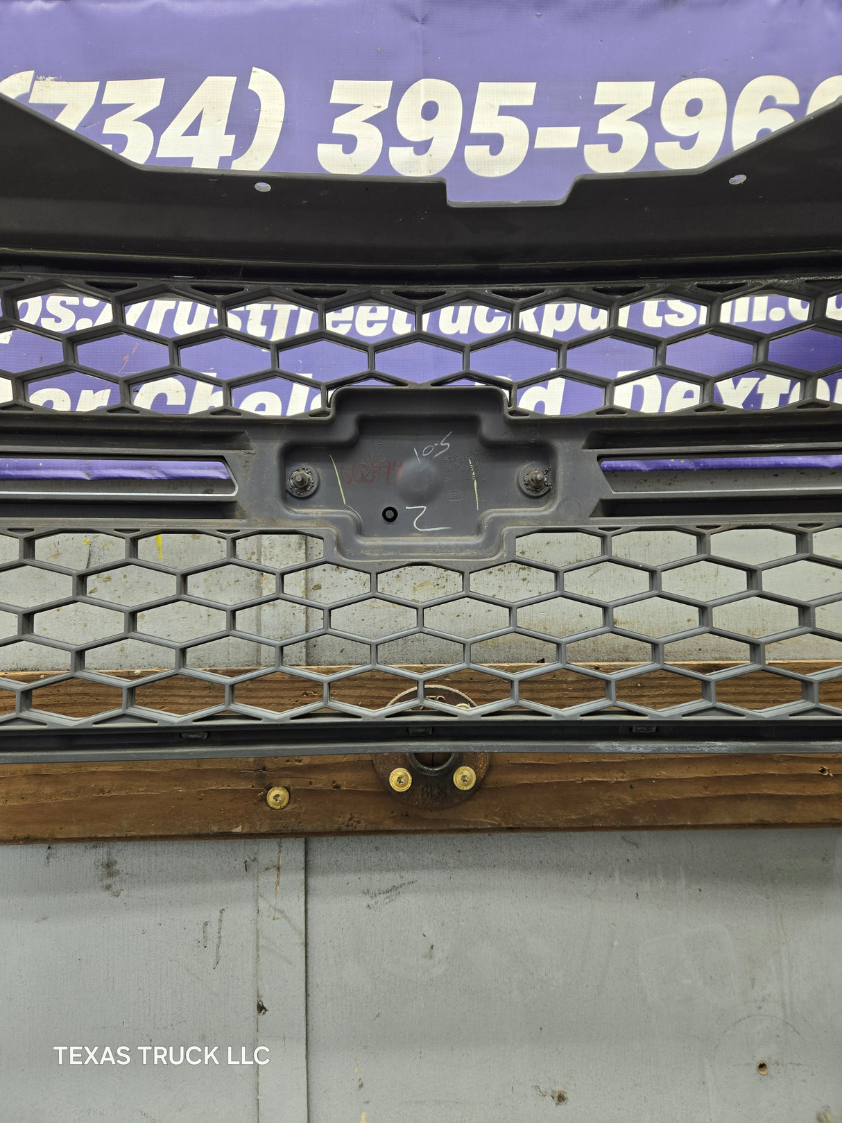2003-2006 Chevrolet Silverado 1500 2500 3500 HD 'Cateye' Grill OEM - Chrome