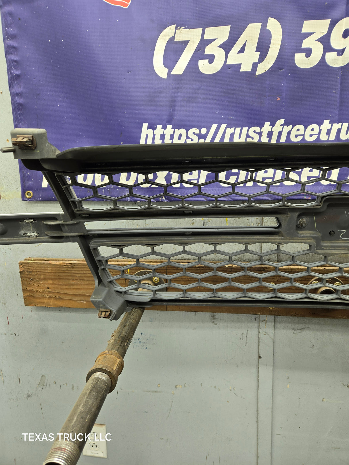 2003-2006 Chevrolet Silverado 1500 2500 3500 HD 'Cateye' Grill OEM - Chrome