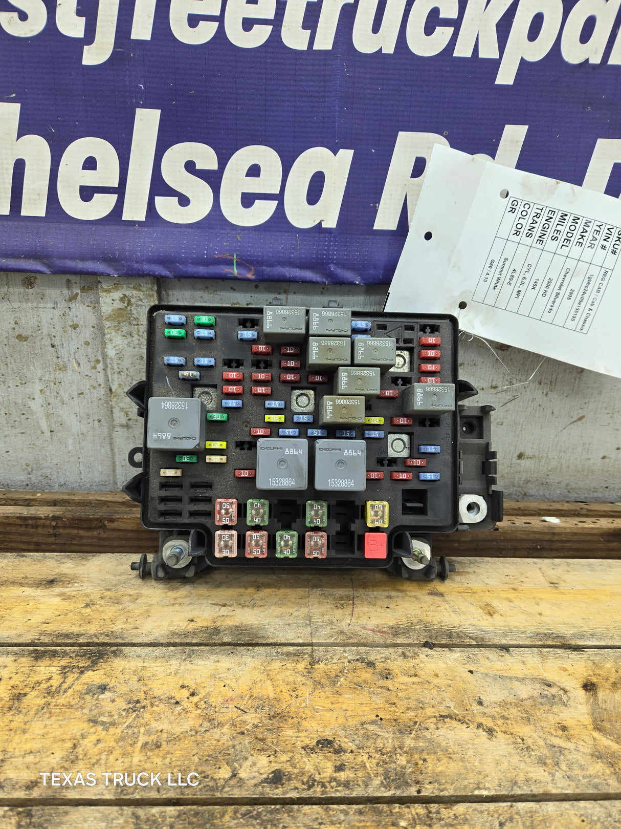 2003-2005 Chevrolet Silverado / GMC Sierra 1500 250 3500 Engine Bay Fuse Box - 15201928