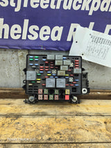 2003-2005 Chevrolet Silverado / GMC Sierra 1500 250 3500 Engine Bay Fuse Box - 15201928