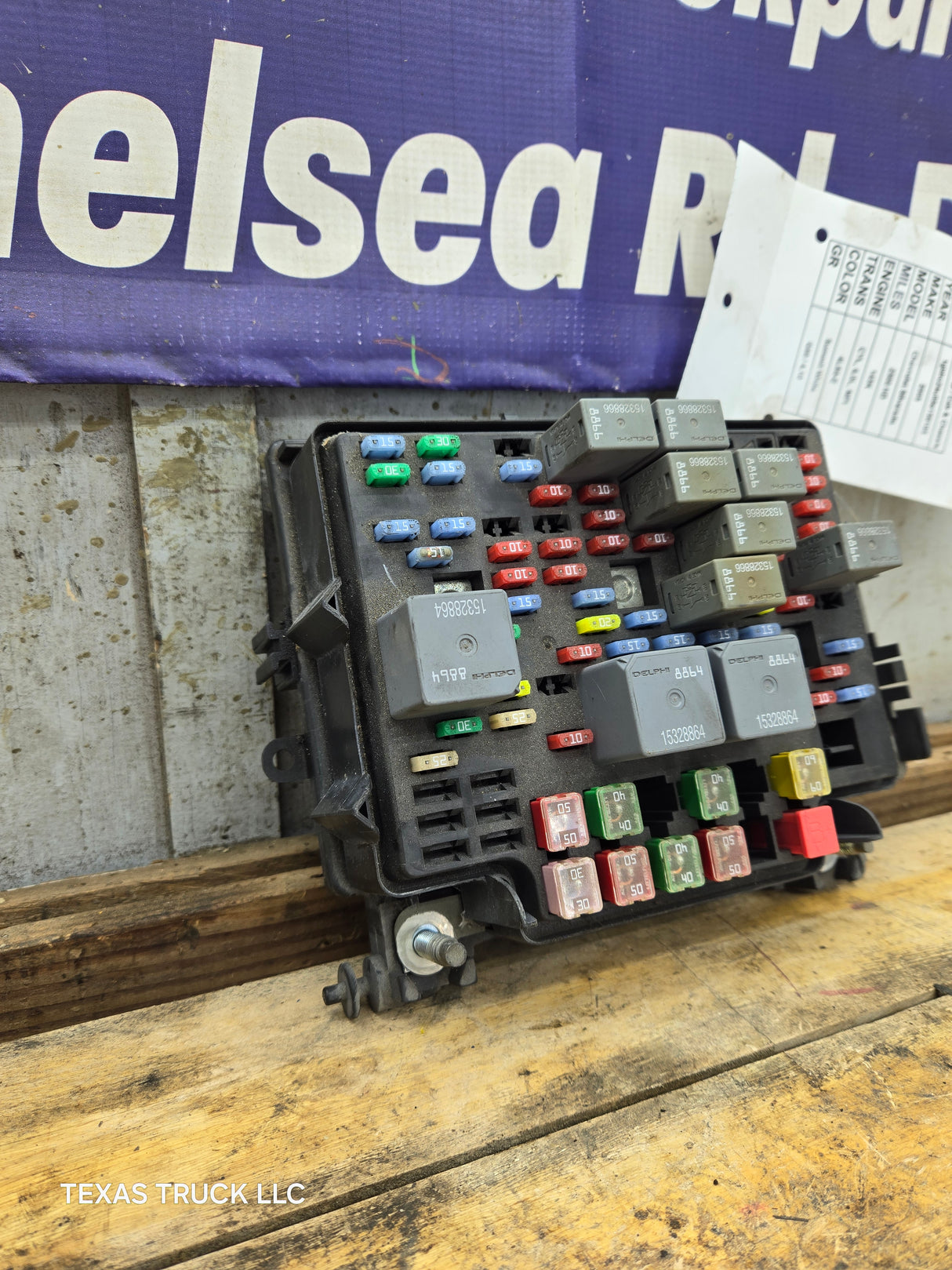 2003-2005 Chevrolet Silverado / GMC Sierra 1500 250 3500 Engine Bay Fuse Box - 15201928
