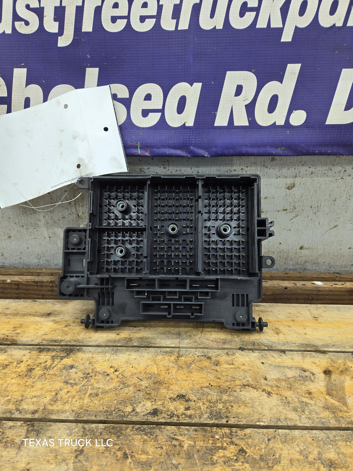 2003-2005 Chevrolet Silverado / GMC Sierra 1500 250 3500 Engine Bay Fuse Box - 15201928