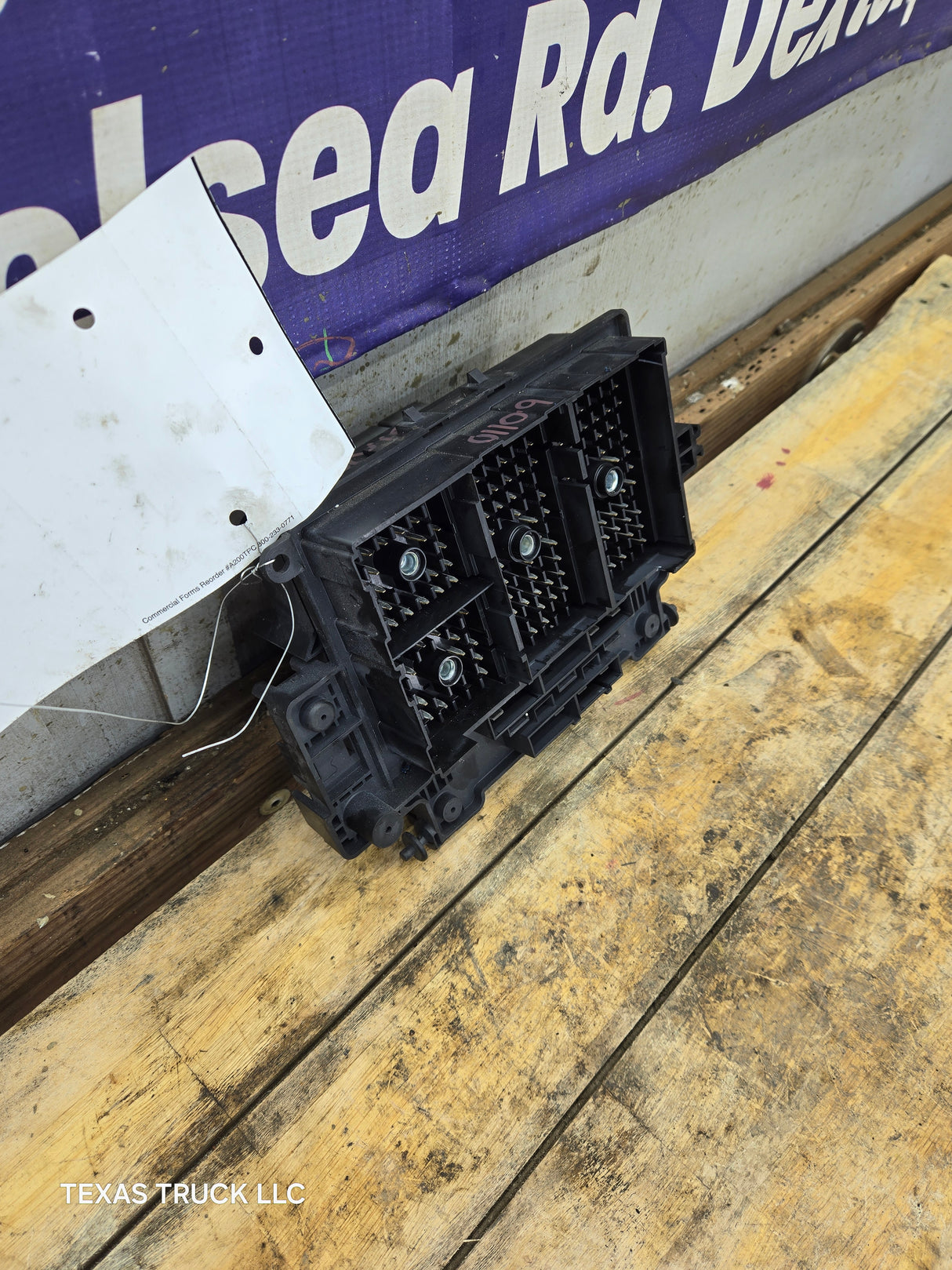 2003-2005 Chevrolet Silverado / GMC Sierra 1500 250 3500 Engine Bay Fuse Box - 15201928