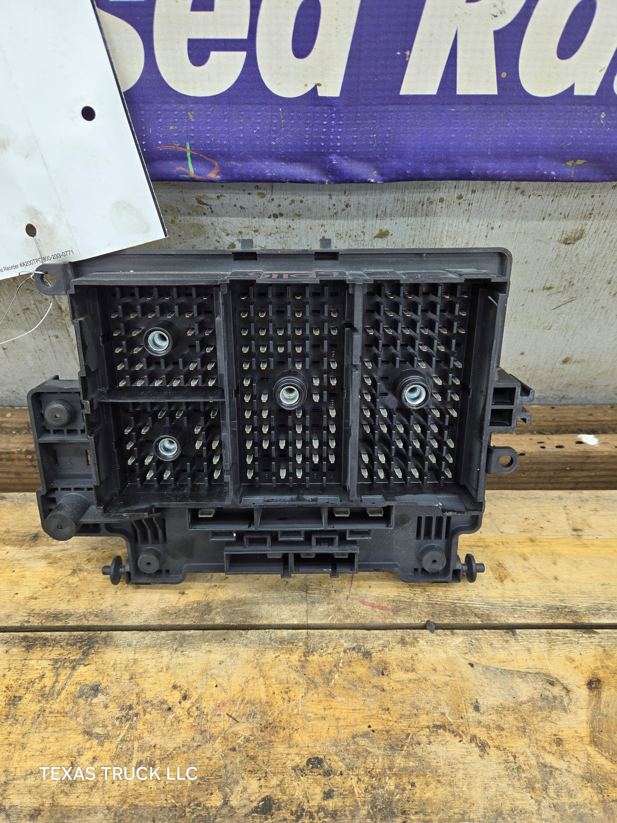 2003-2005 Chevrolet Silverado / GMC Sierra 1500 250 3500 Engine Bay Fuse Box - 15201928