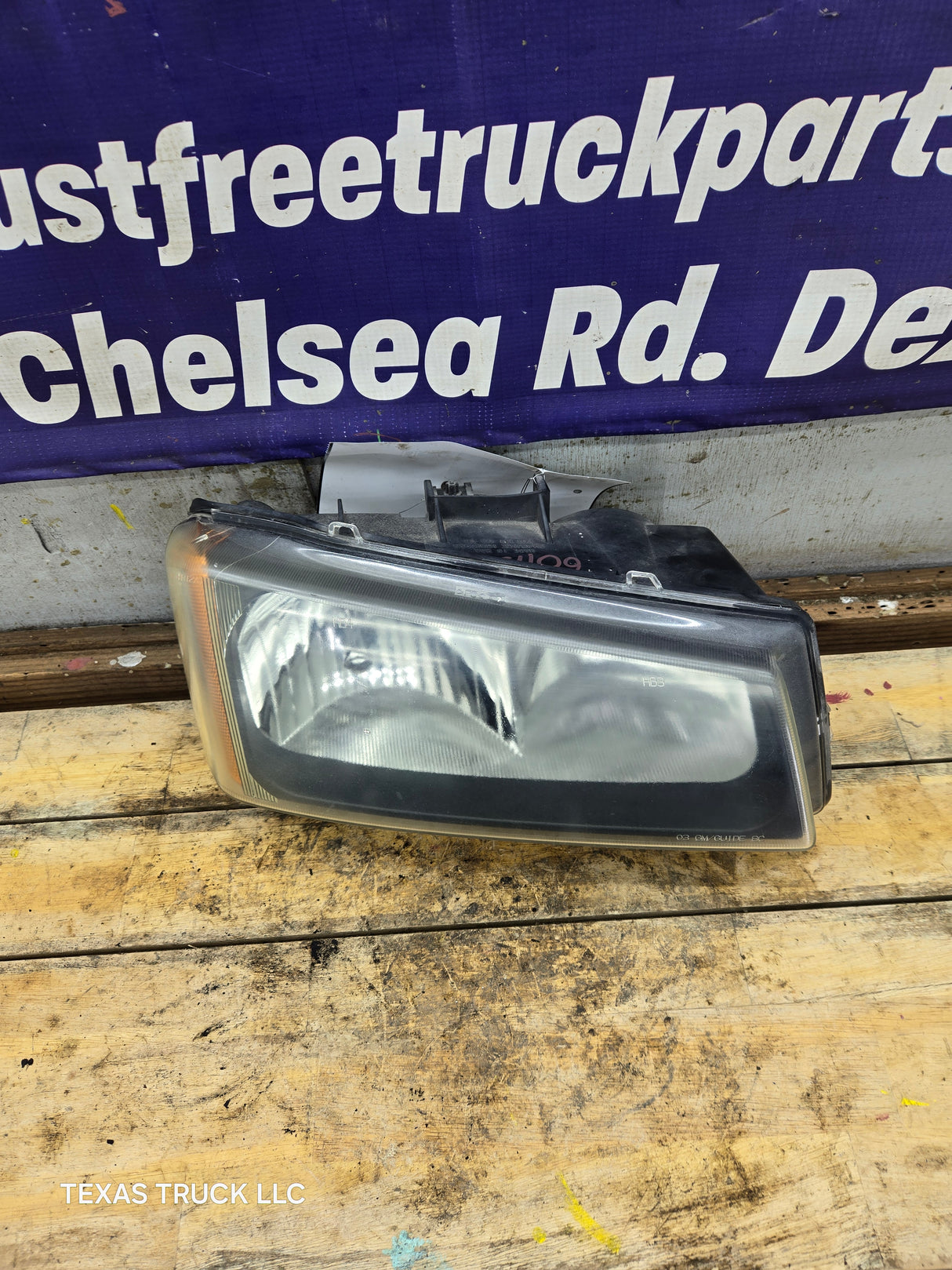 2003-2007 Chevrolet Silverado RH Passenger Side Headlight Assembly - 10396912