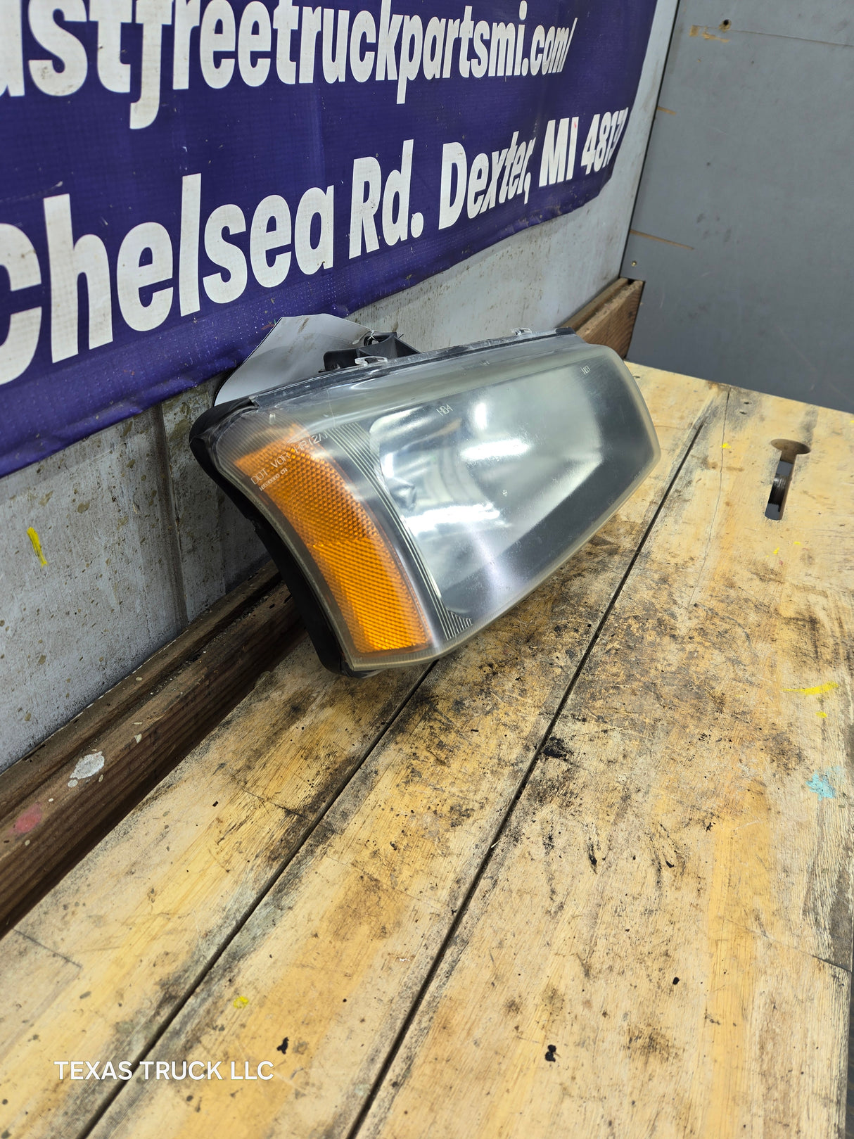 2003-2007 Chevrolet Silverado RH Passenger Side Headlight Assembly - 10396912