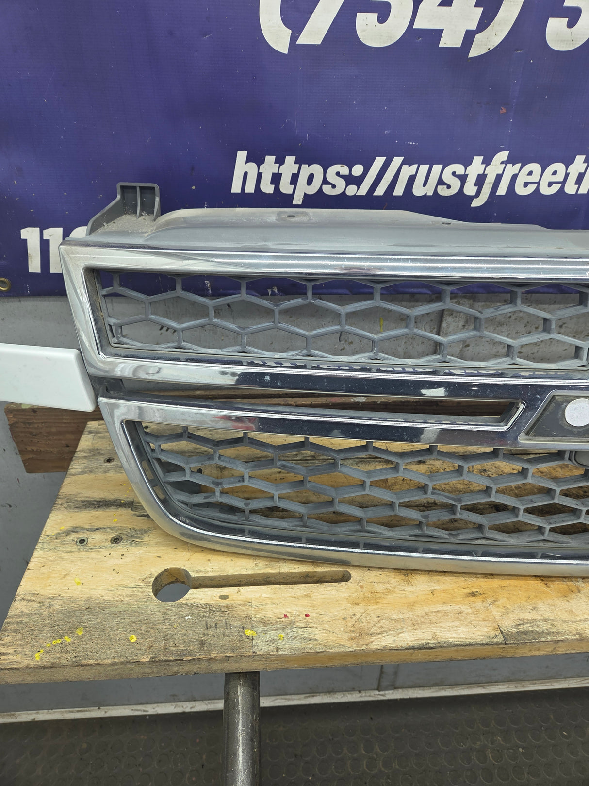 2003-2006 Chevrolet Silverado 1500 2500 3500 HD 'Cateye' Grill OEM - Chrome