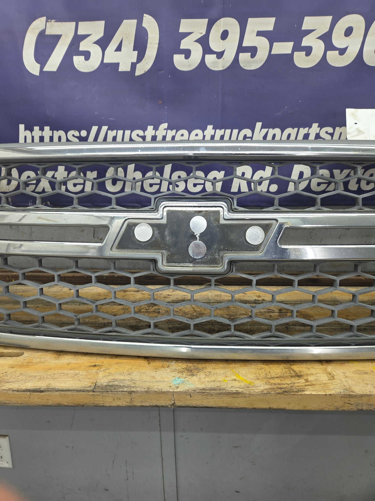 2003-2006 Chevrolet Silverado 1500 2500 3500 HD 'Cateye' Grill OEM - Chrome