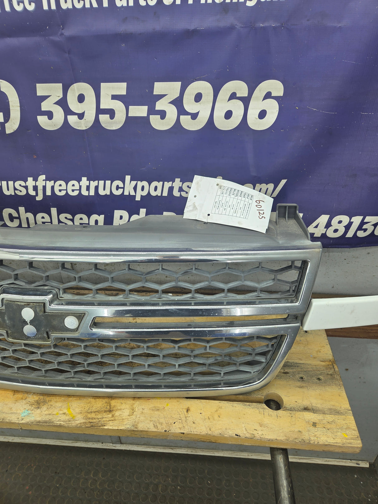 2003-2006 Chevrolet Silverado 1500 2500 3500 HD 'Cateye' Grill OEM - Chrome