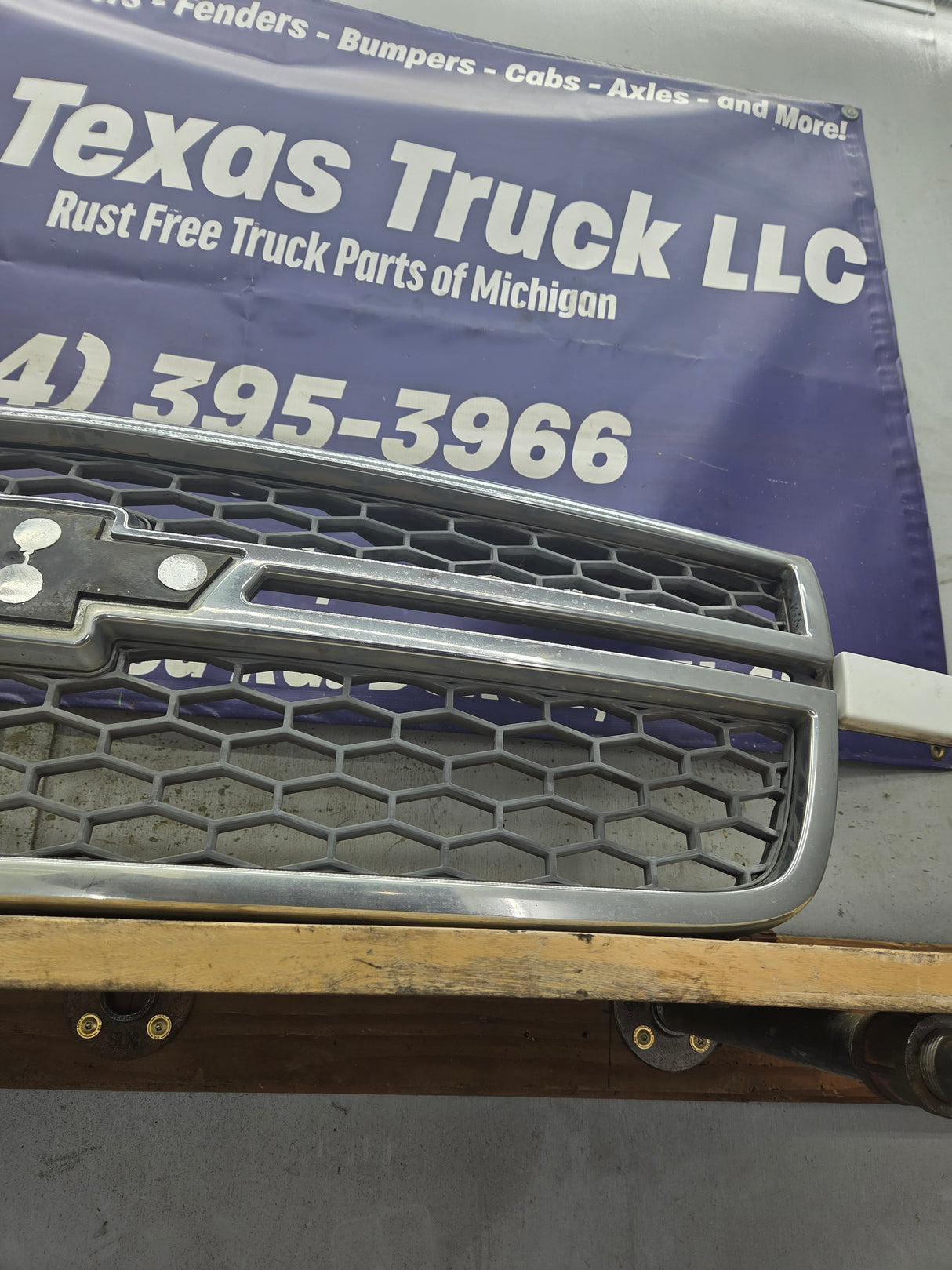 2003-2006 Chevrolet Silverado 1500 2500 3500 HD 'Cateye' Grill OEM - Chrome