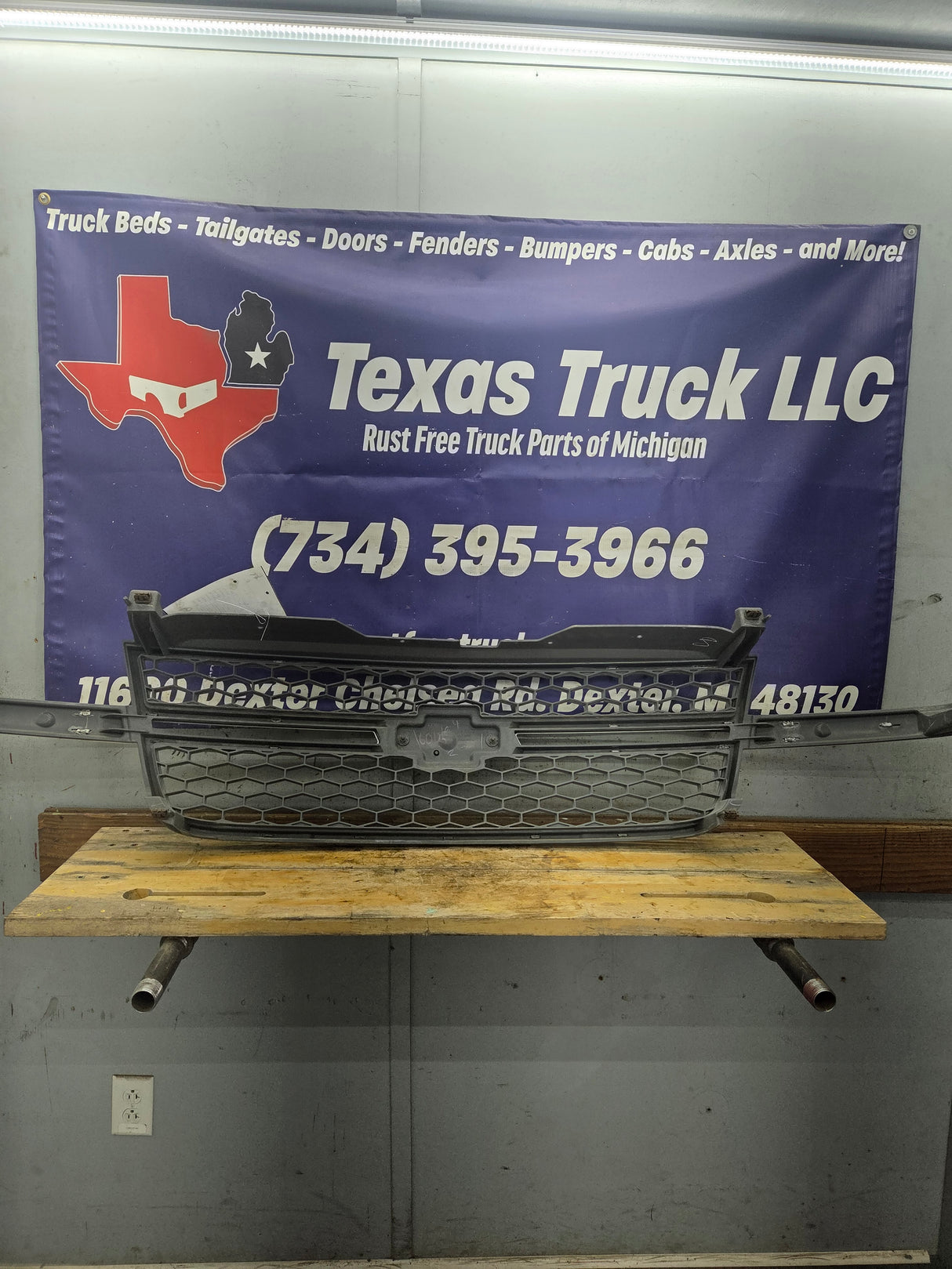 2003-2006 Chevrolet Silverado 1500 2500 3500 HD 'Cateye' Grill OEM - Chrome