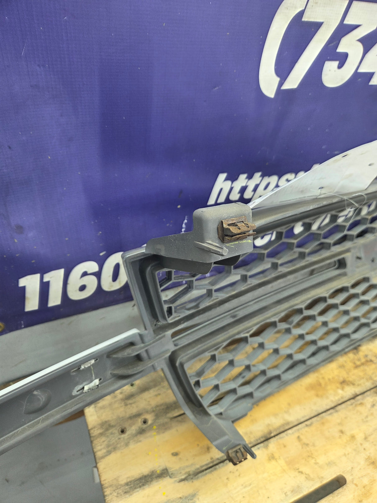 2003-2006 Chevrolet Silverado 1500 2500 3500 HD 'Cateye' Grill OEM - Chrome