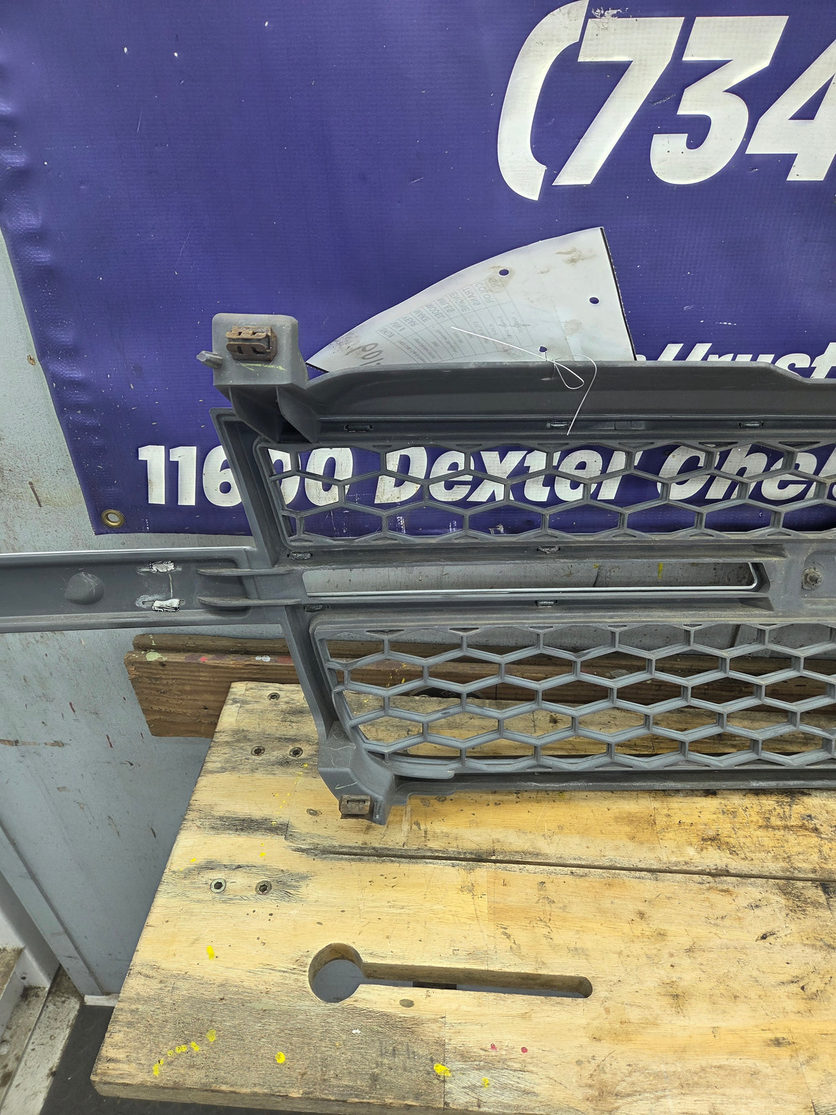 2003-2006 Chevrolet Silverado 1500 2500 3500 HD 'Cateye' Grill OEM - Chrome