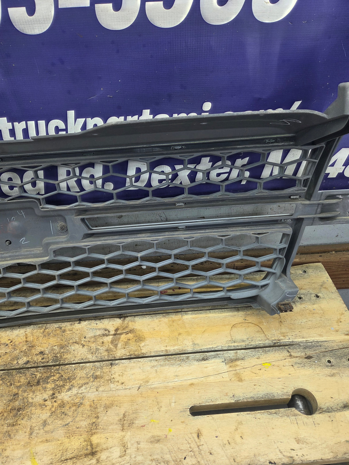 2003-2006 Chevrolet Silverado 1500 2500 3500 HD 'Cateye' Grill OEM - Chrome