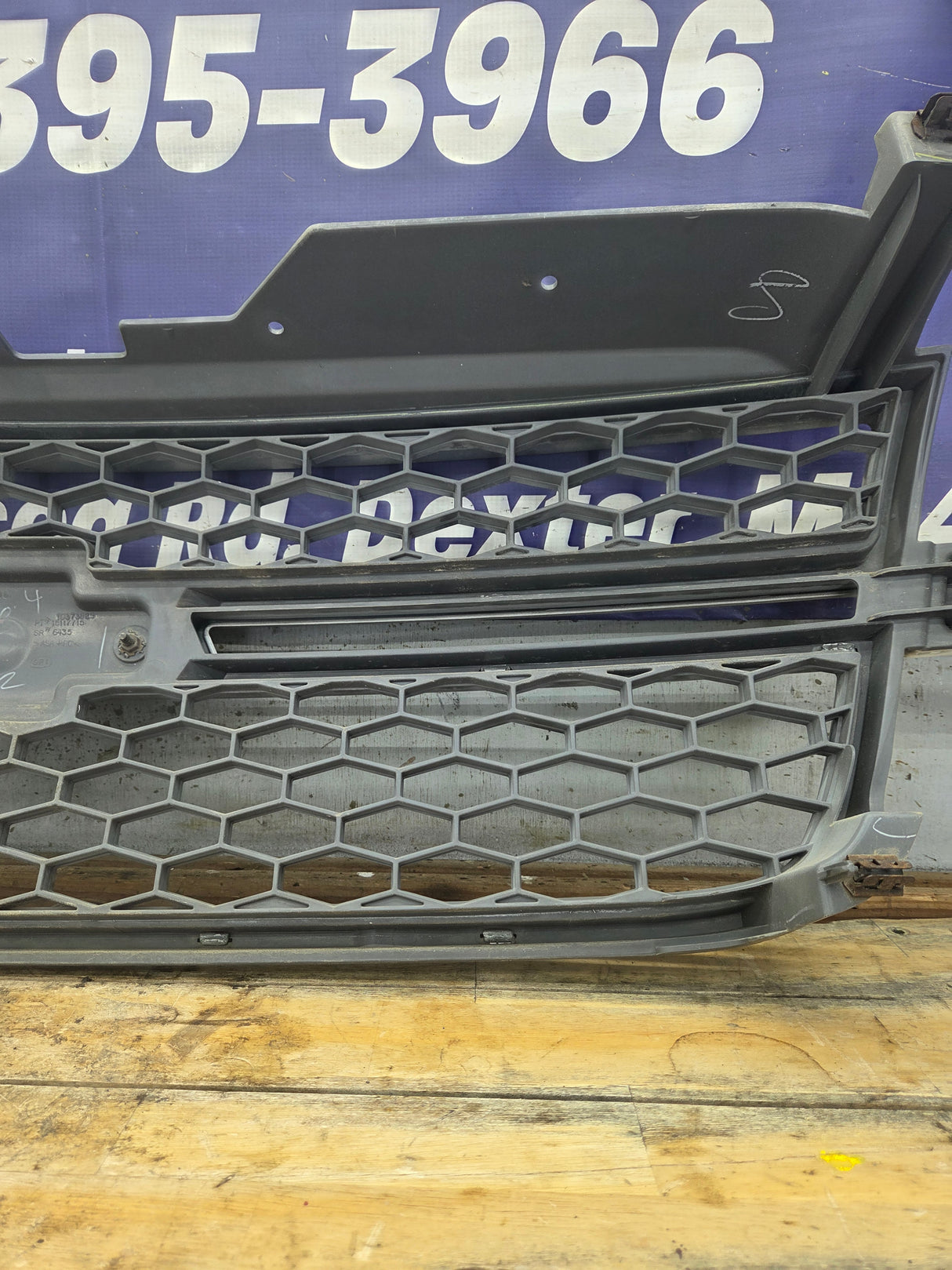2003-2006 Chevrolet Silverado 1500 2500 3500 HD 'Cateye' Grill OEM - Chrome
