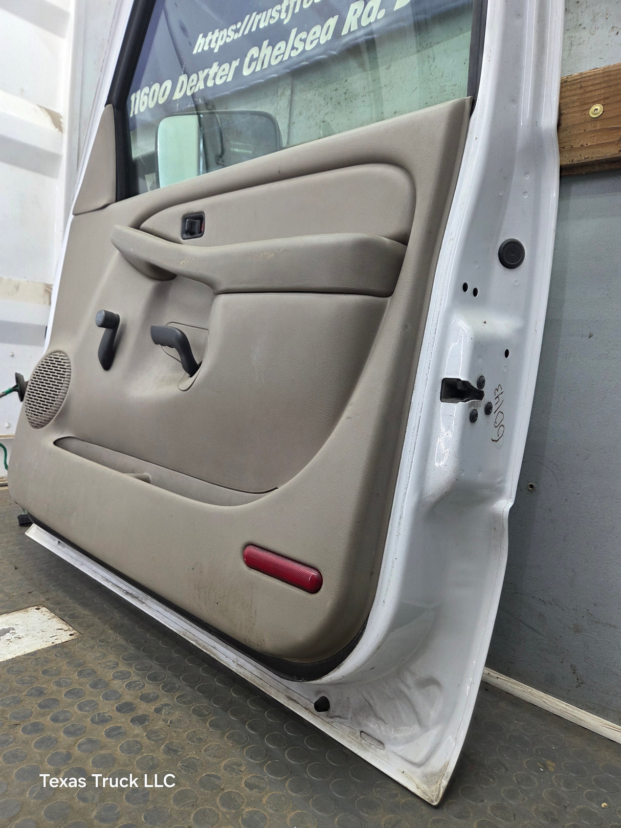 1999-2006 Chevrolet Silverado / GMC Sierra 1500 2500 3500 HD Front Passenger side Door RH