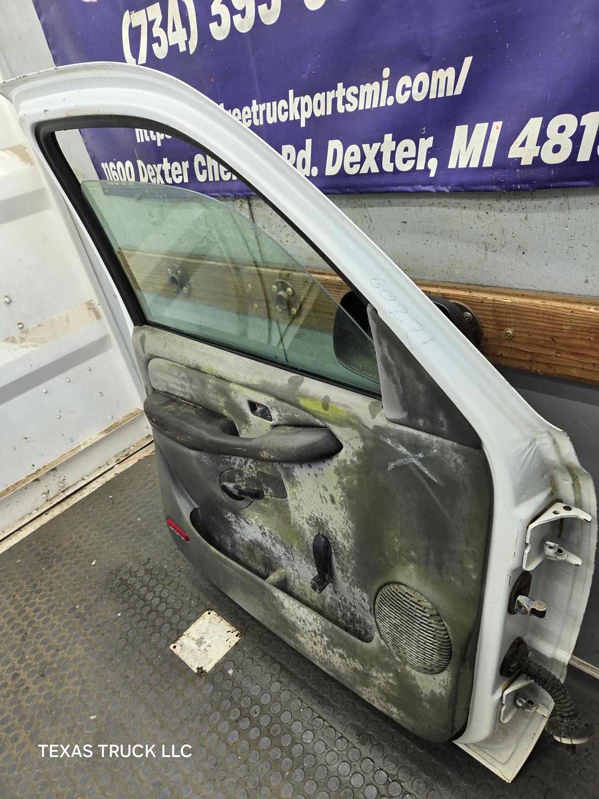 1999-2006 Chevrolet Silverado / GMC Sierra 1500 2500 3500 HD Front Driver Side Door LH