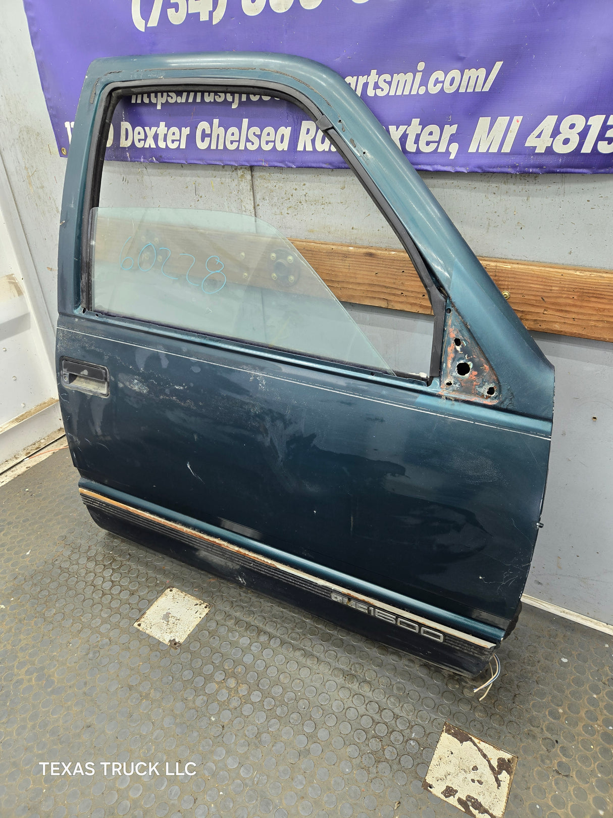 1988-2000 Chevrolet Silverado Suburban GMC Sierra RH Front Passenger Door