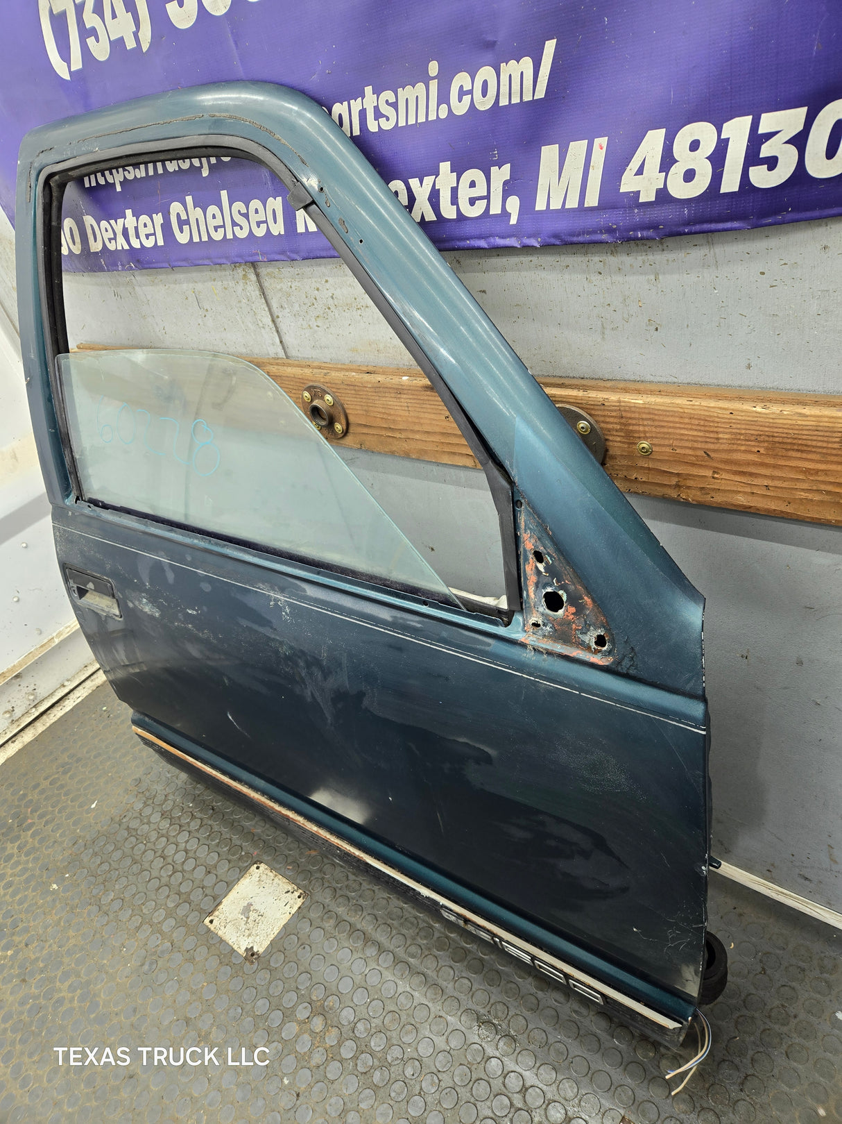 1988-2000 Chevrolet Silverado Suburban GMC Sierra RH Front Passenger Door