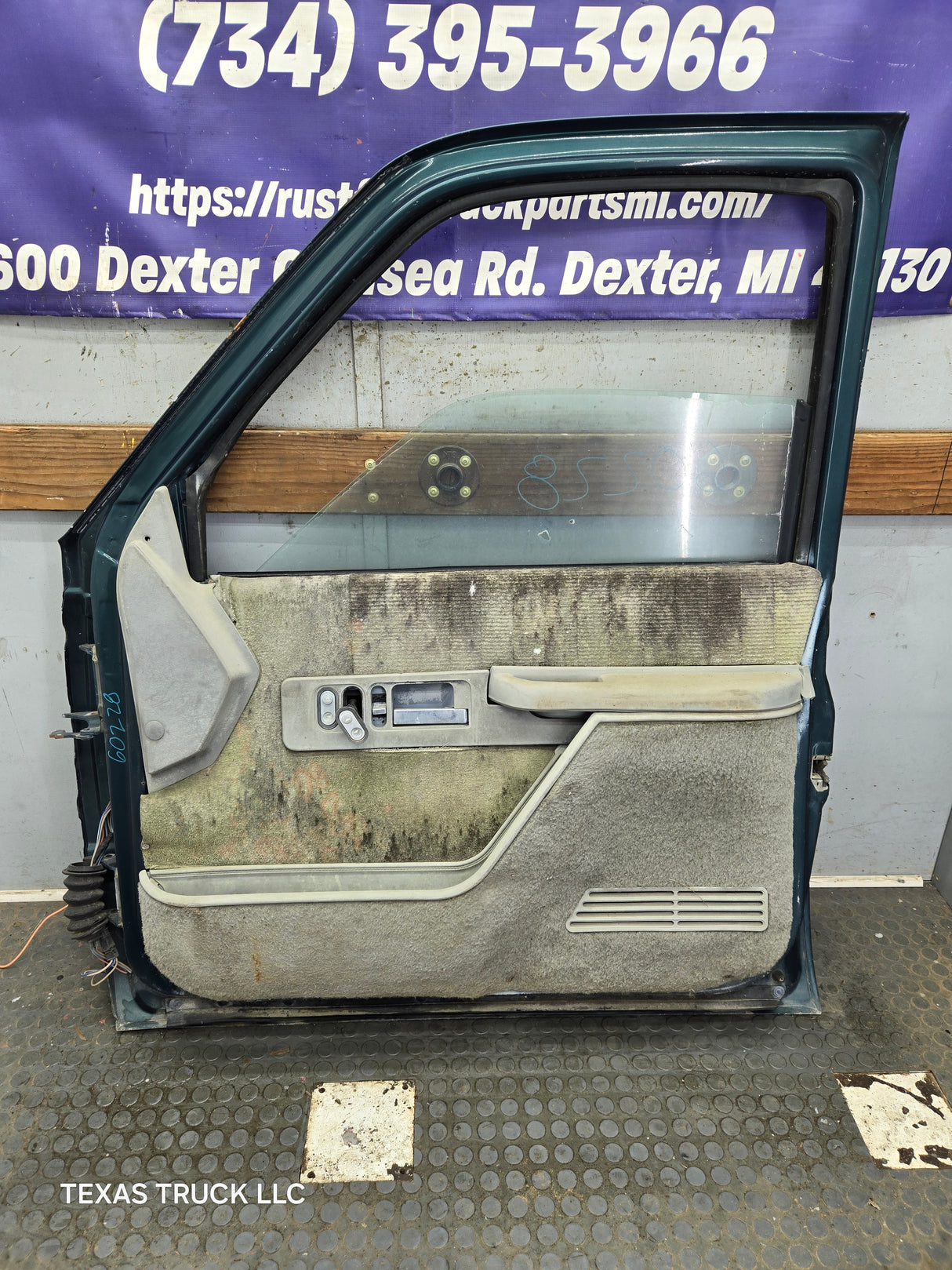 1988-2000 Chevrolet Silverado Suburban GMC Sierra RH Front Passenger Door