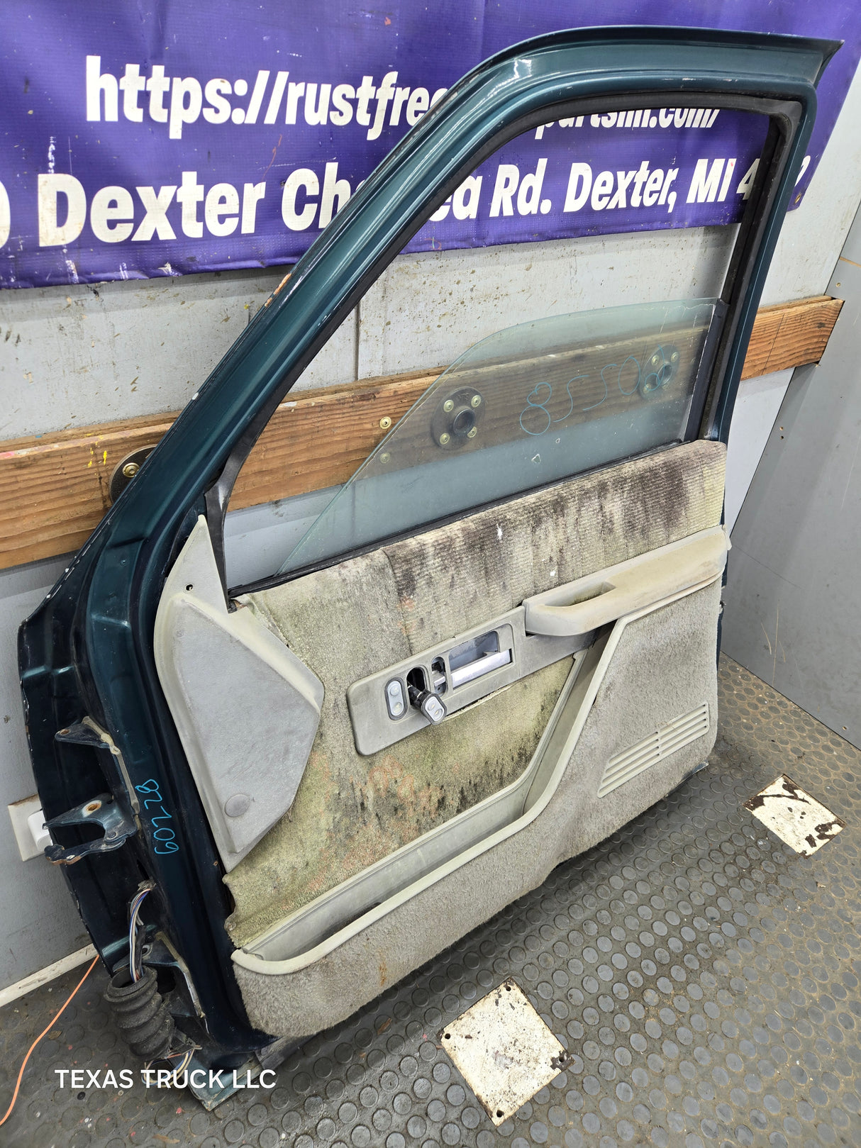 1988-2000 Chevrolet Silverado Suburban GMC Sierra RH Front Passenger Door