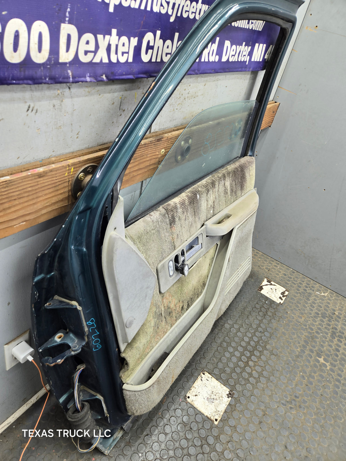 1988-2000 Chevrolet Silverado Suburban GMC Sierra RH Front Passenger Door