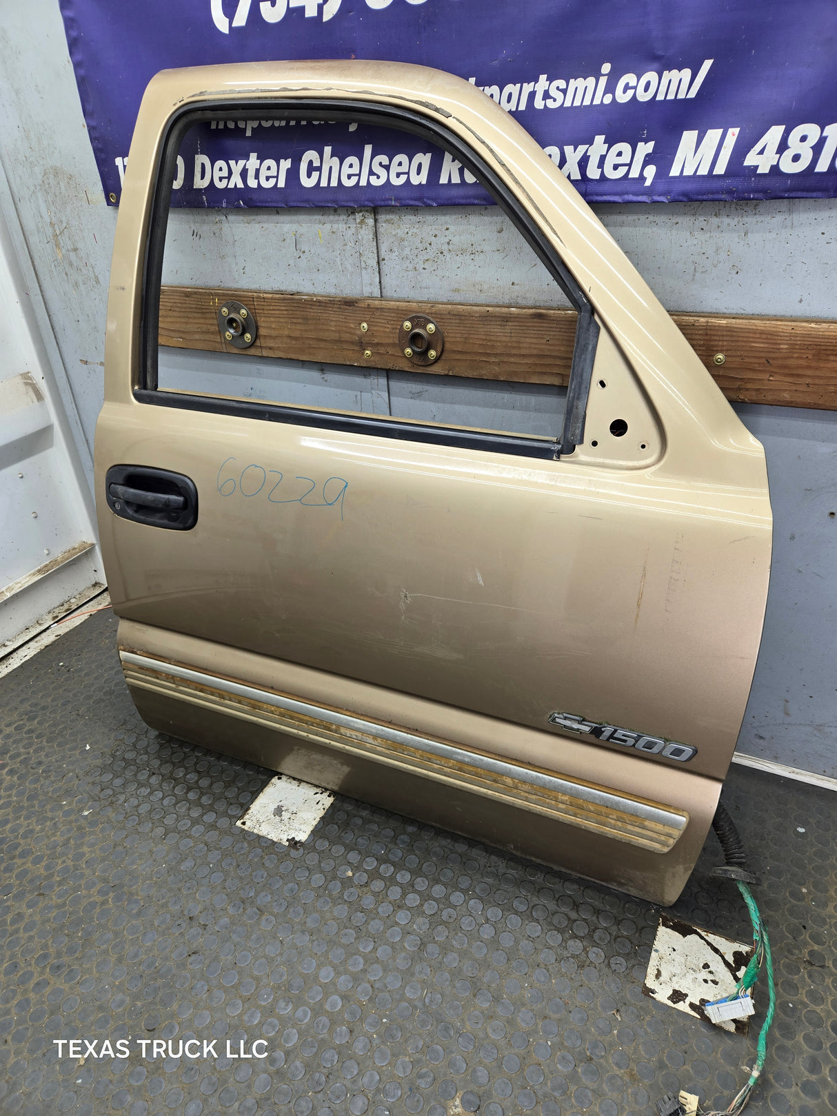 1999-2006 Chevrolet Silverado / GMC Sierra 1500 2500 3500 HD Front Passenger side Door RH