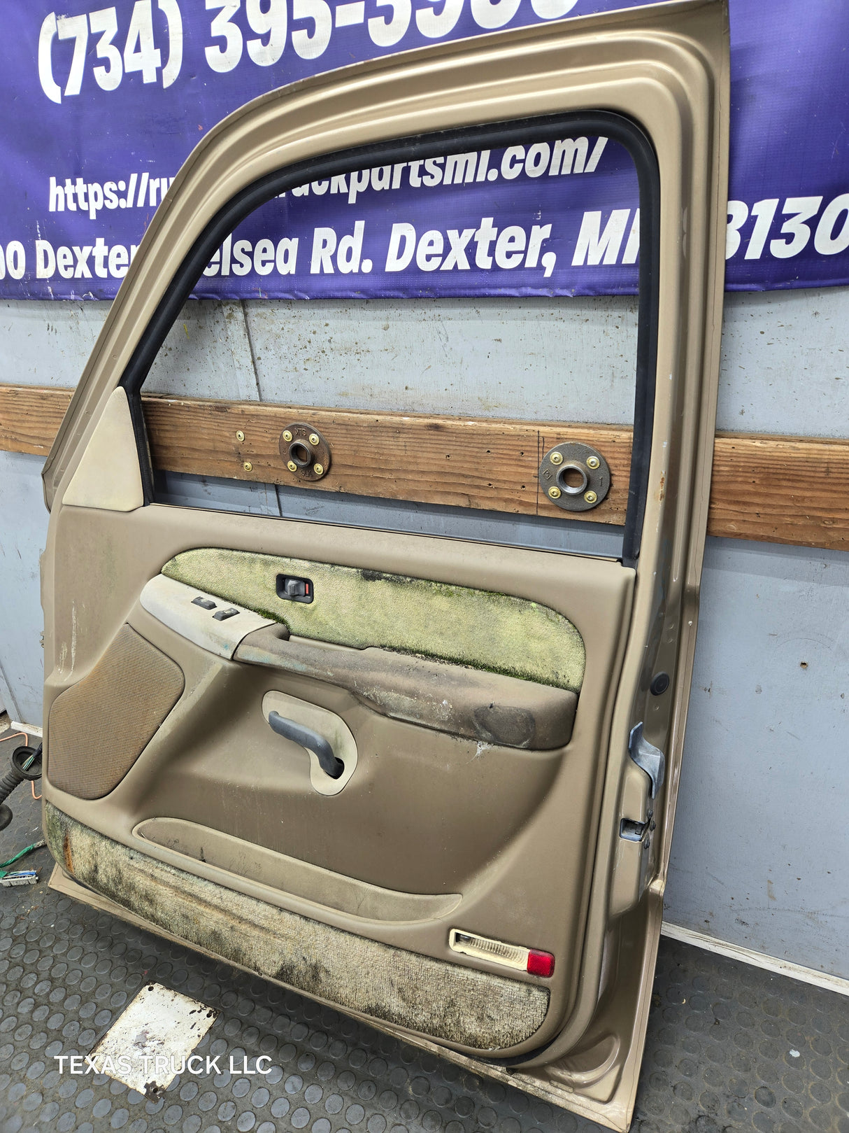 1999-2006 Chevrolet Silverado / GMC Sierra 1500 2500 3500 HD Front Passenger side Door RH