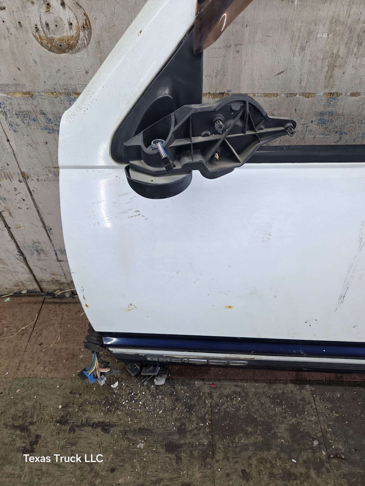 1988-2000 Chevrolet Silverado Suburban GMC Sierra LH Front Driver Side Door
