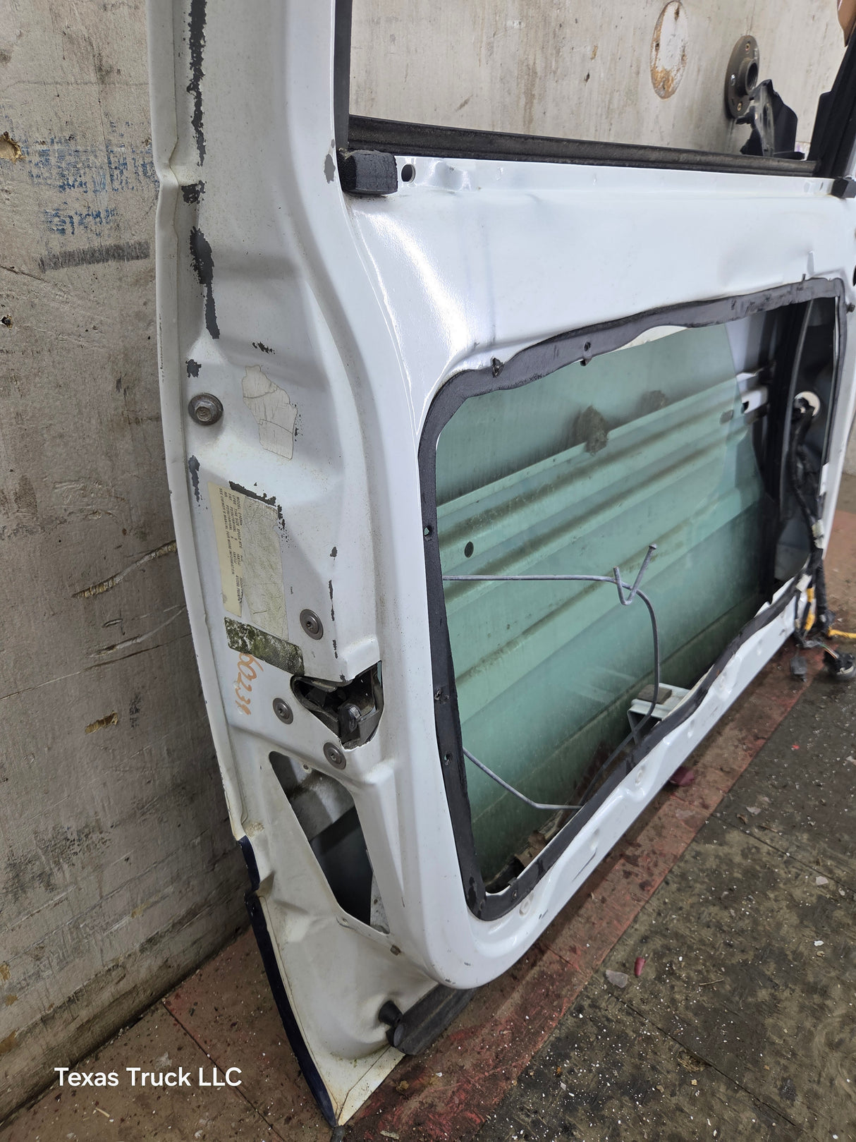 1988-2000 Chevrolet Silverado Suburban GMC Sierra LH Front Driver Side Door