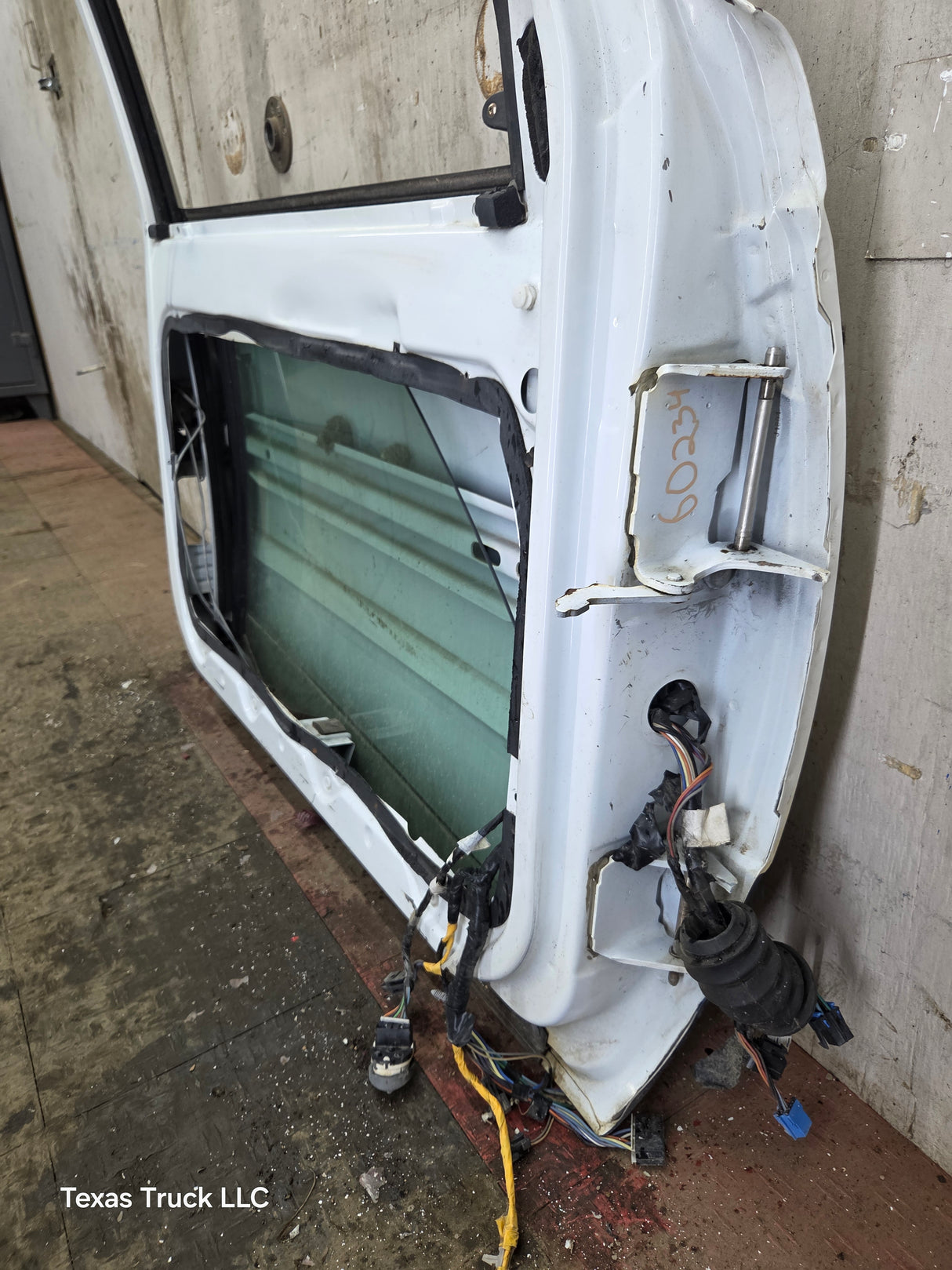 1988-2000 Chevrolet Silverado Suburban GMC Sierra LH Front Driver Side Door