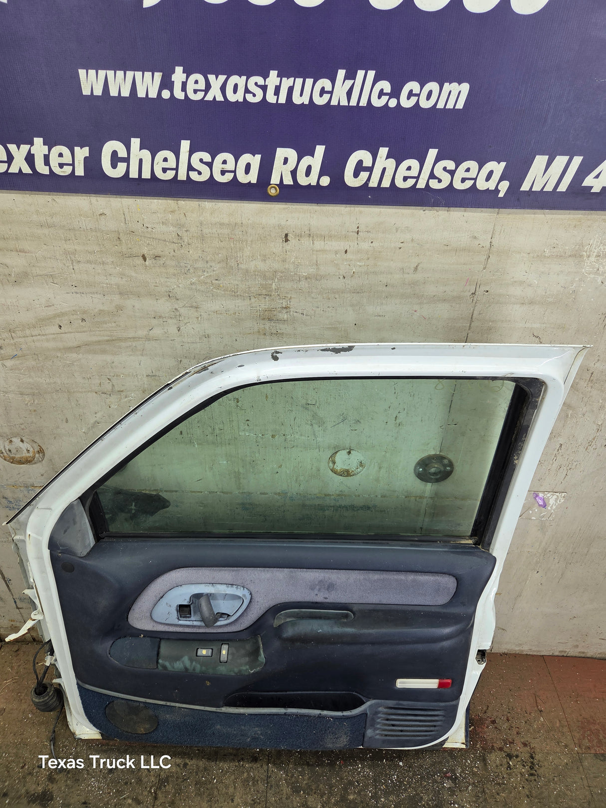 1988-2000 Chevrolet Silverado Suburban GMC Sierra RH Front Passenger Door