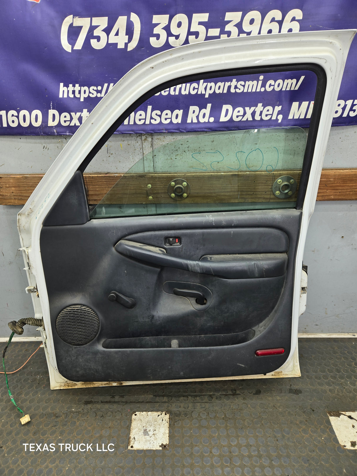 1999-2006 Chevrolet Silverado / GMC Sierra 1500 2500 3500 HD Front Passenger side Door RH