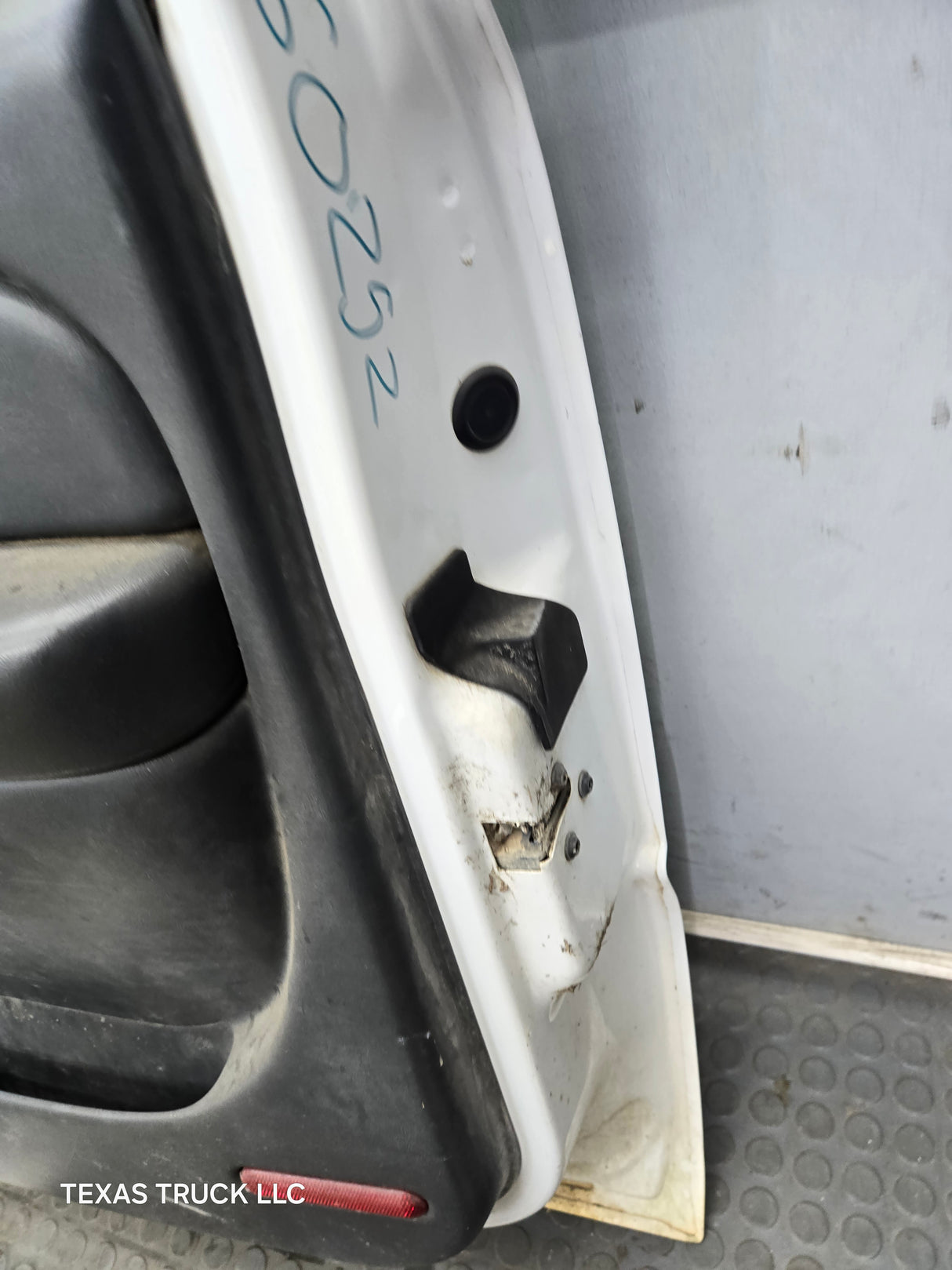 1999-2006 Chevrolet Silverado / GMC Sierra 1500 2500 3500 HD Front Passenger side Door RH