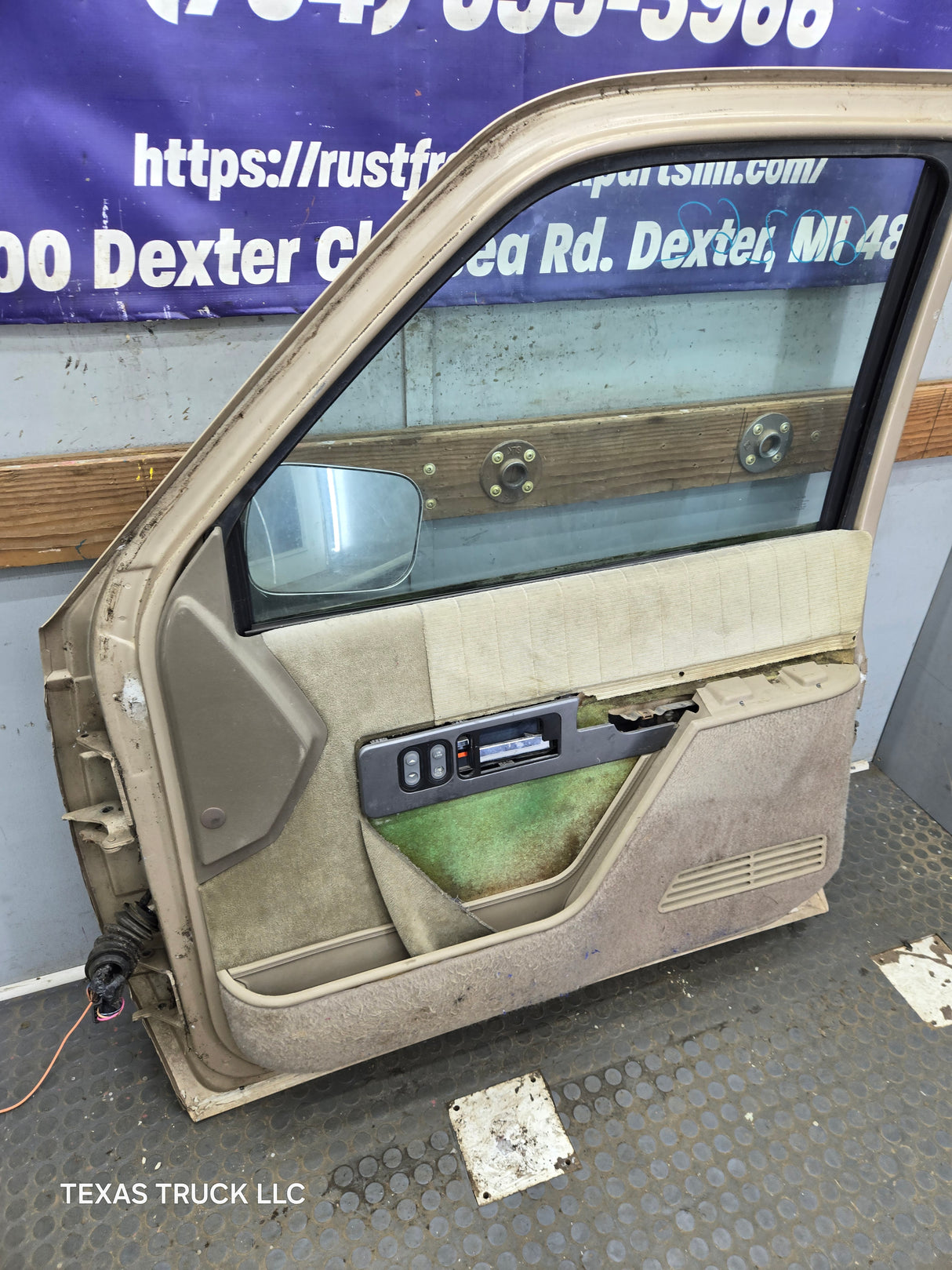 1988-2000 Chevrolet Silverado Suburban GMC Sierra RH Front Passenger Door