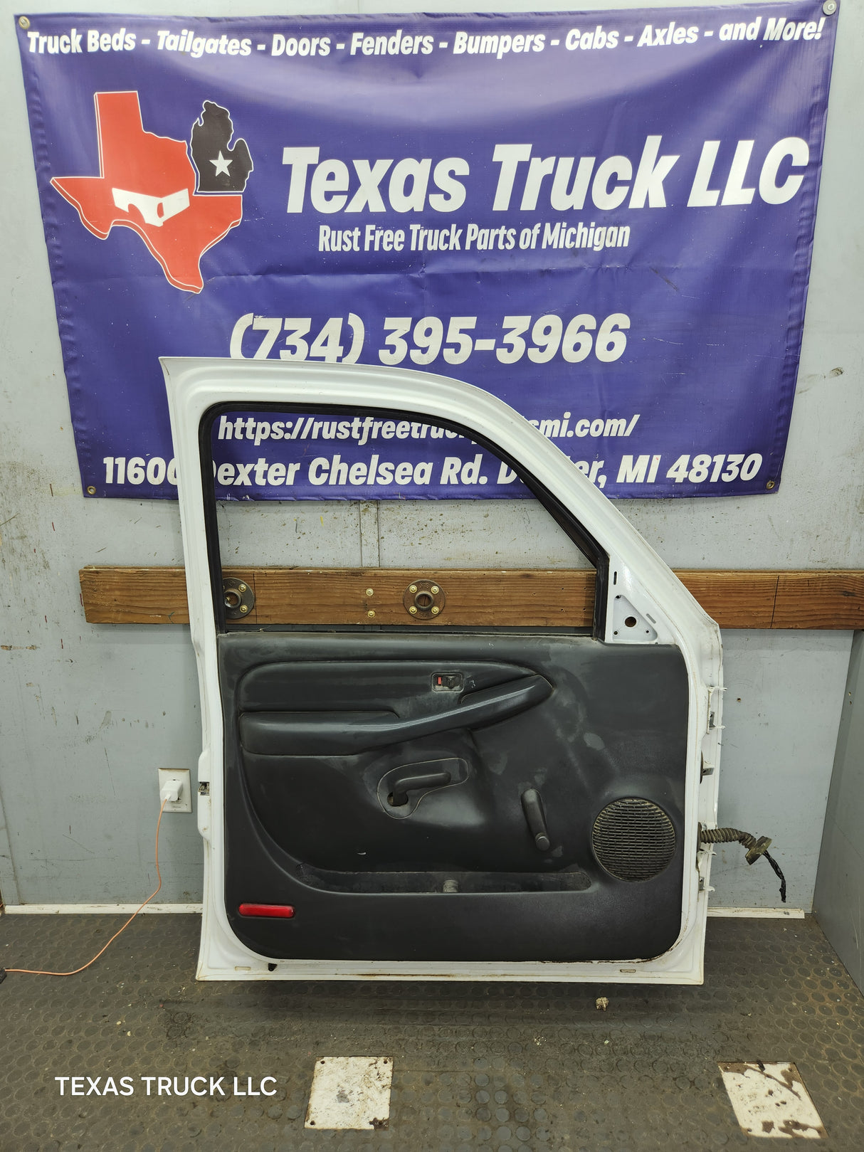1999-2006 Chevrolet Silverado / GMC Sierra 1500 2500 3500 HD LH Front Driver Side Door