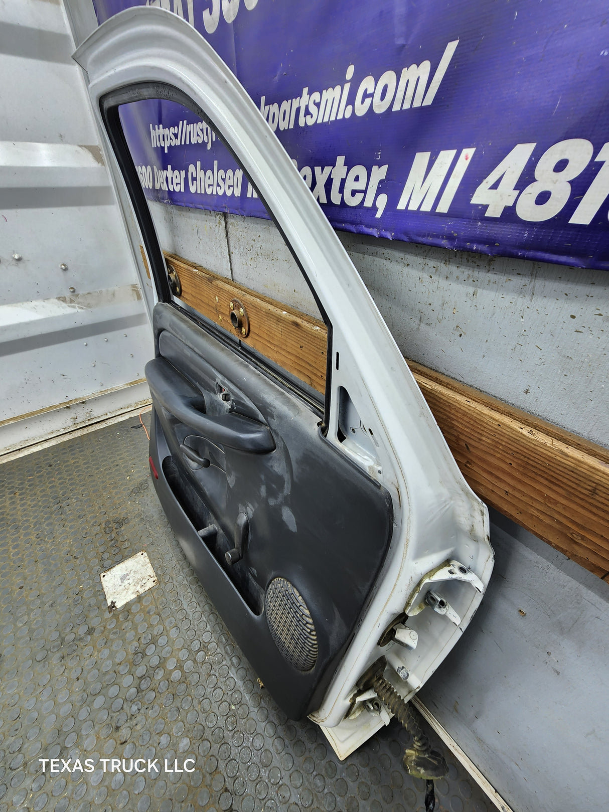 1999-2006 Chevrolet Silverado / GMC Sierra 1500 2500 3500 HD LH Front Driver Side Door