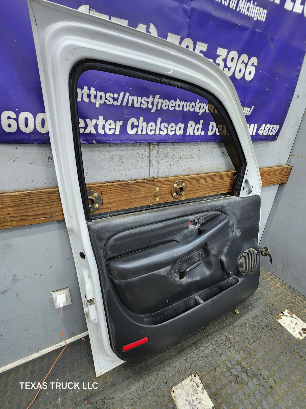 1999-2006 Chevrolet Silverado / GMC Sierra 1500 2500 3500 HD LH Front Driver Side Door