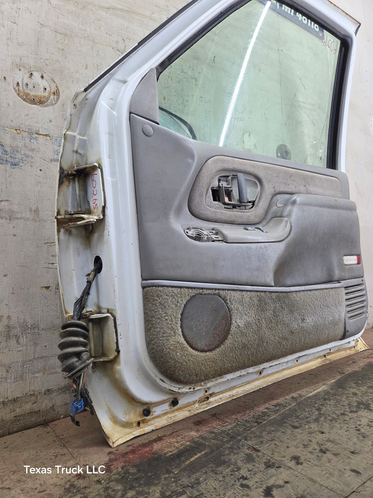 1988-2000 Chevrolet Silverado Suburban GMC Sierra RH Front Passenger Door