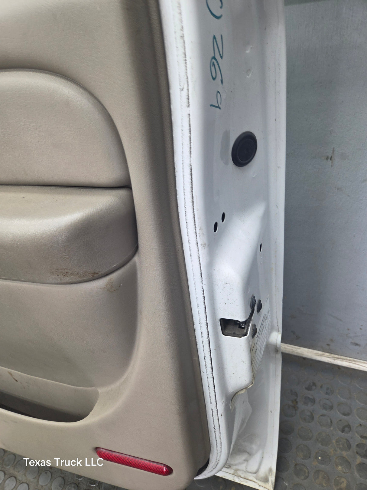 1999-2006 Chevrolet Silverado / GMC Sierra 1500 2500 3500 HD Front Passenger side Door RH