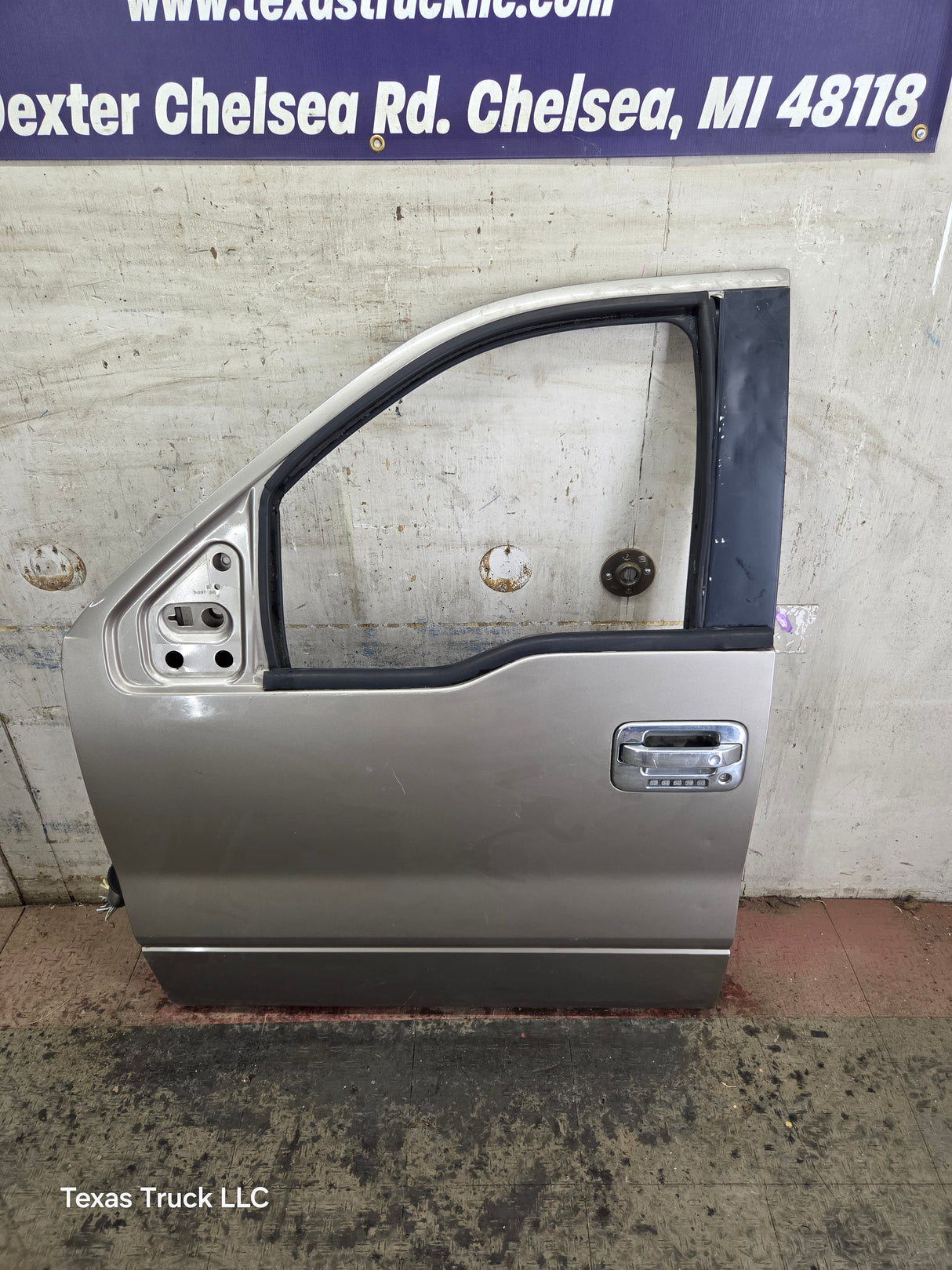 2004-2008 Ford F150 Crew Cab Driver Side Front Door LH